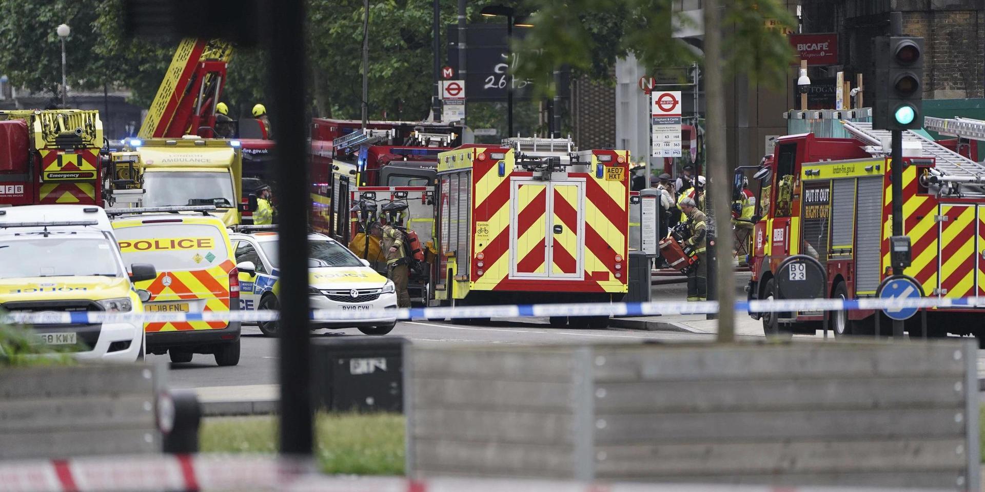 En stor brand rasar vid tågstationen Elephant and Castle i centrala London. Vad branden beror på är ännu oklart, men det finns inga misstankar om terrorbrott. 