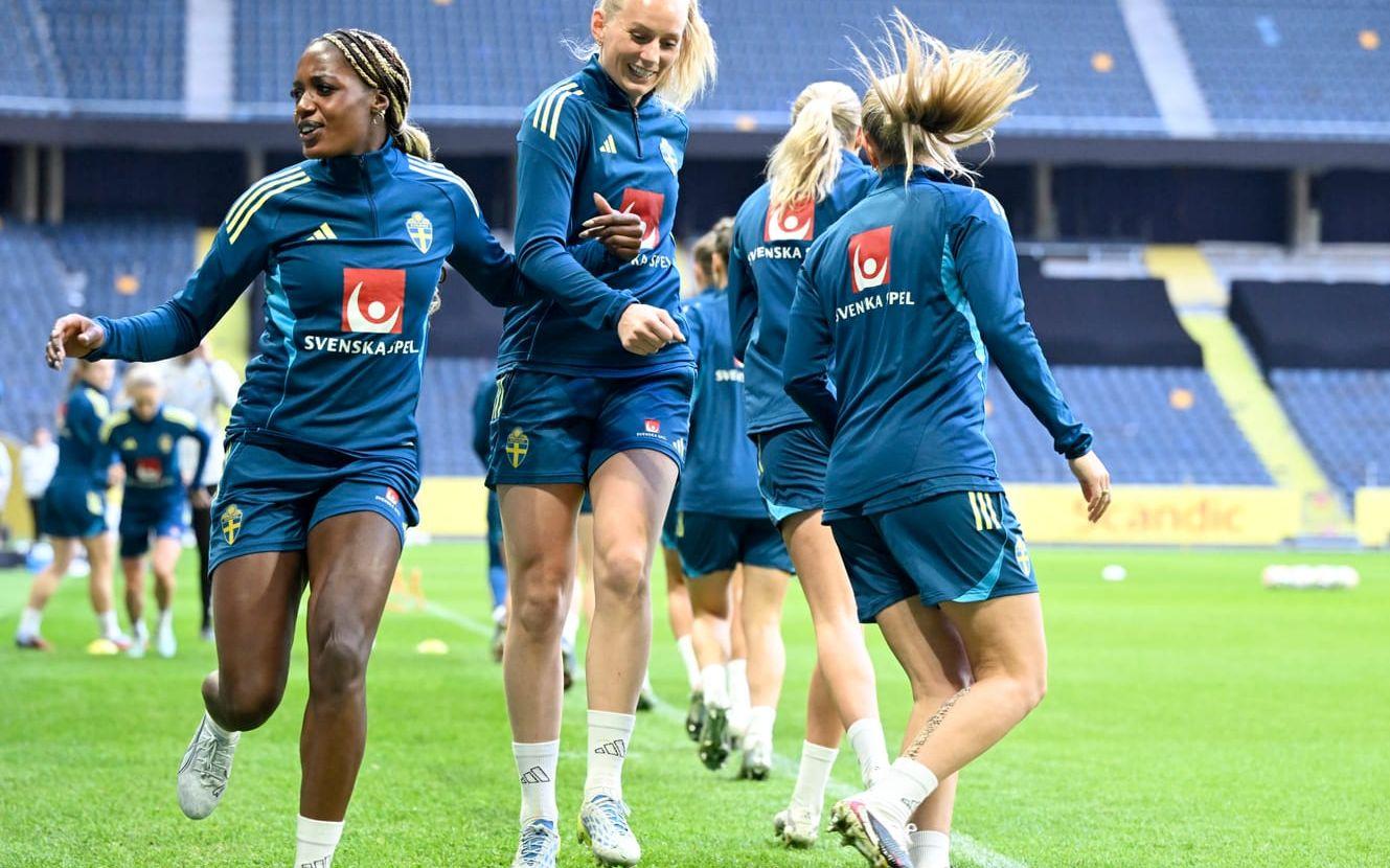 Evelyn Ijeh och Stina Blackstenius under fredagens träning på Strawberry arena i Solna, inför lördagens VM-kvalmatch mot Serbien.