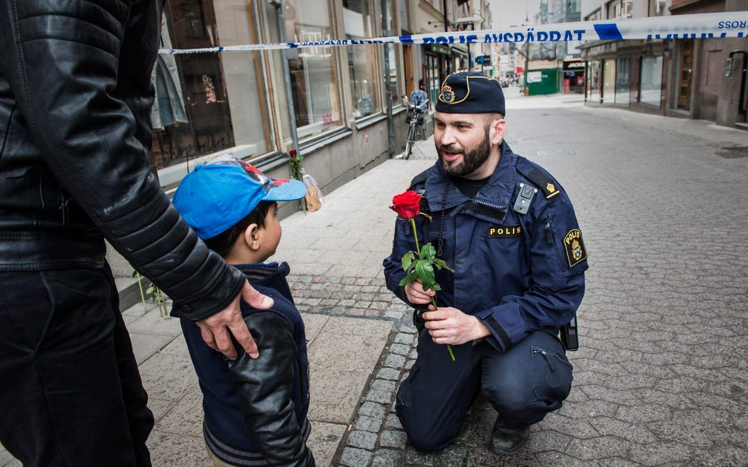 De senaste dagarna har många visat sin kärlek för polisen och räddningstjänsten. Foto: Stefan Berg
