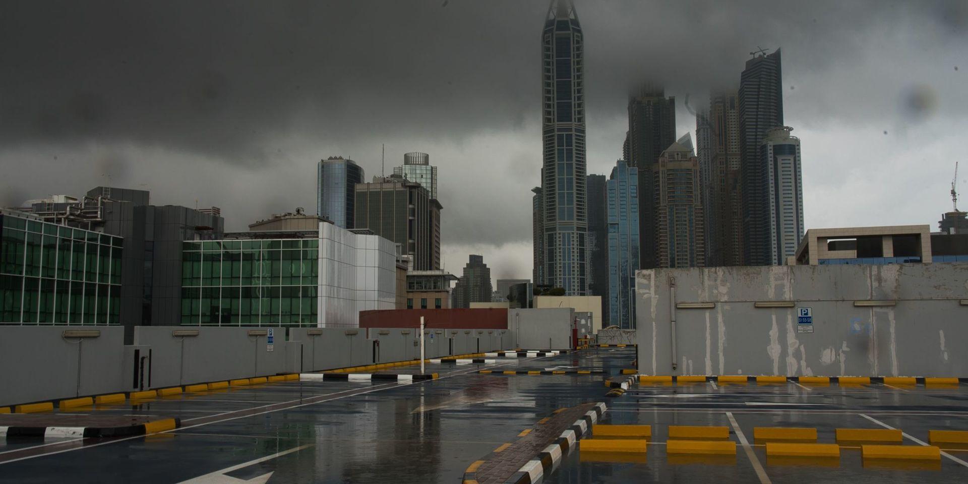 Mörka moln tornar upp sig över Dubai i Förenade arabemiraten – ett av de länder i Mellanöstern där oljan är en viktig del av ekonomin.