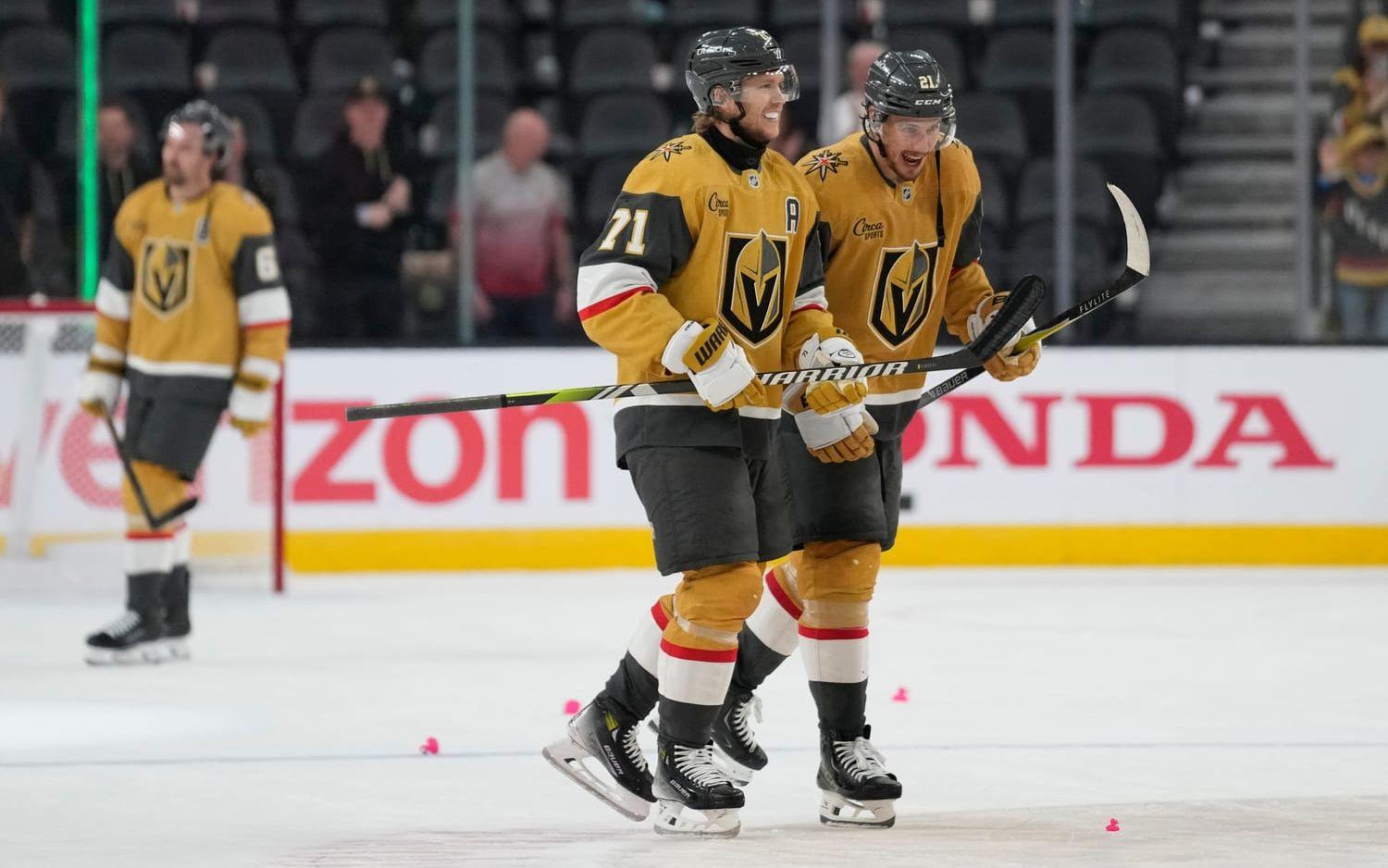 Vegas William Karlsson och Brett Howden firar segern över Anaheim. Det var svenskens första match på ett halvår.