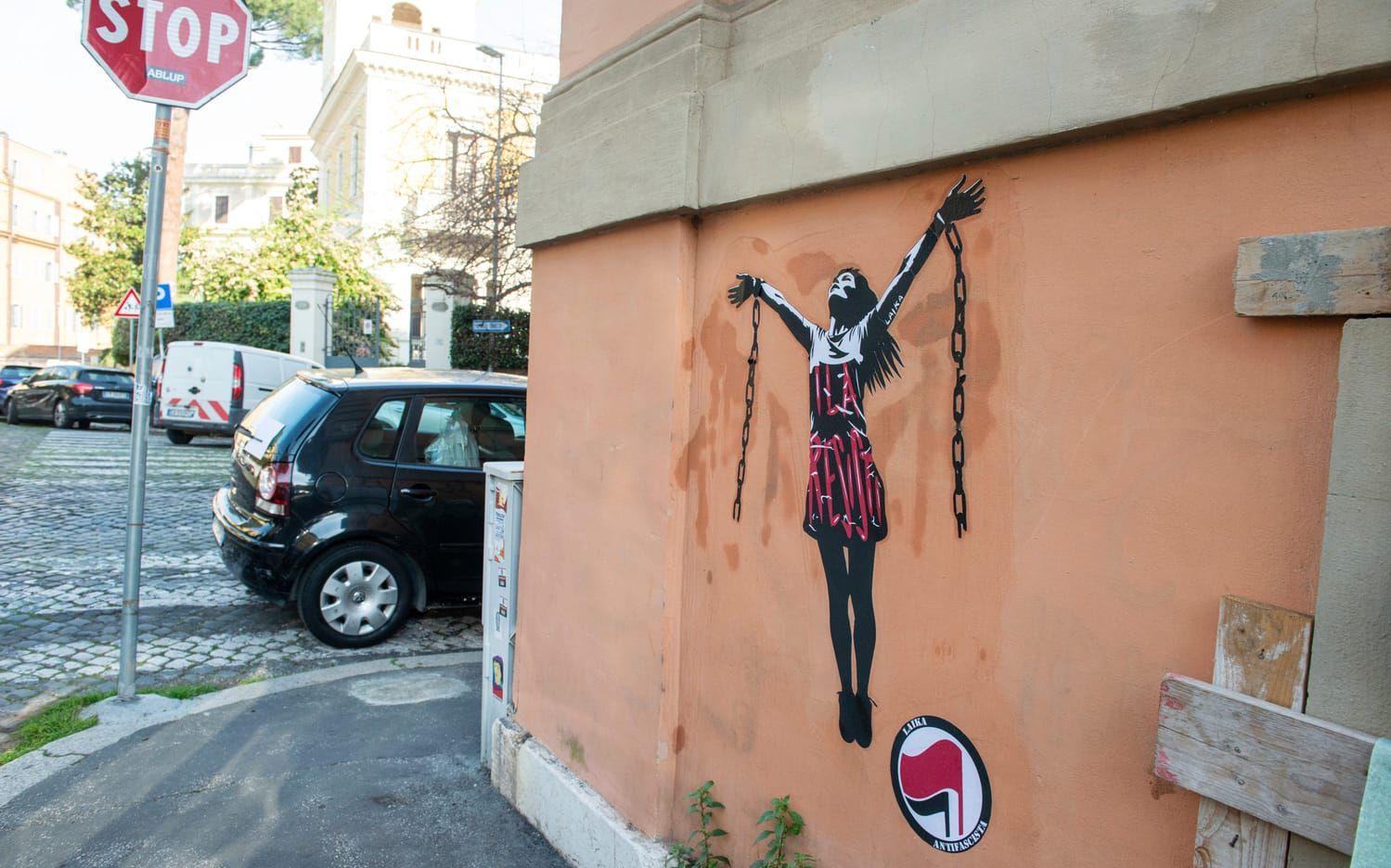 En muralmålning av Ilaria Salis i närheten av den ungerska ambassaden i Rom.