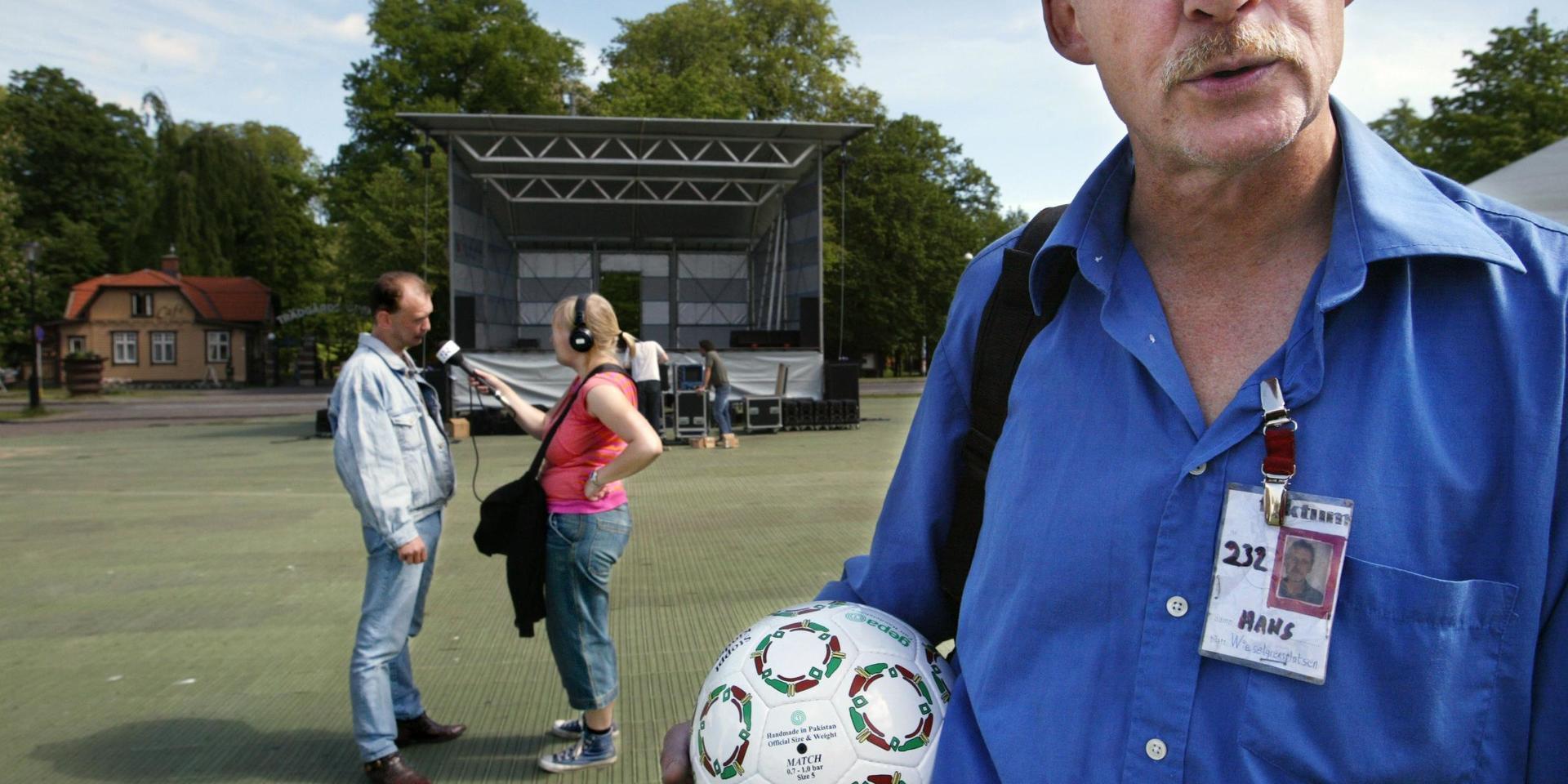 2004 var Hans Flory materialförvaltare de hemlösas fotbollslandslag. I bakgrunden intervjuas målvakten Conny Lindstrand inför VM för hemlösa i Göteborg.