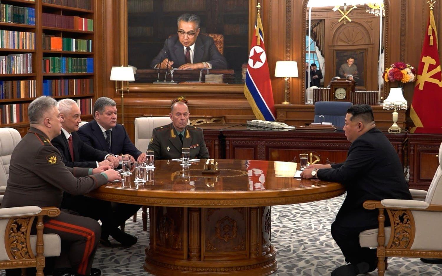Rysslands försvarsminister Andrej Belousov, andra från vänster, och Nordkoreas diktator Kim Jong-Un möts för att diskutera det militära samarbetet. Bild från Rysslands försvarsdepartement.