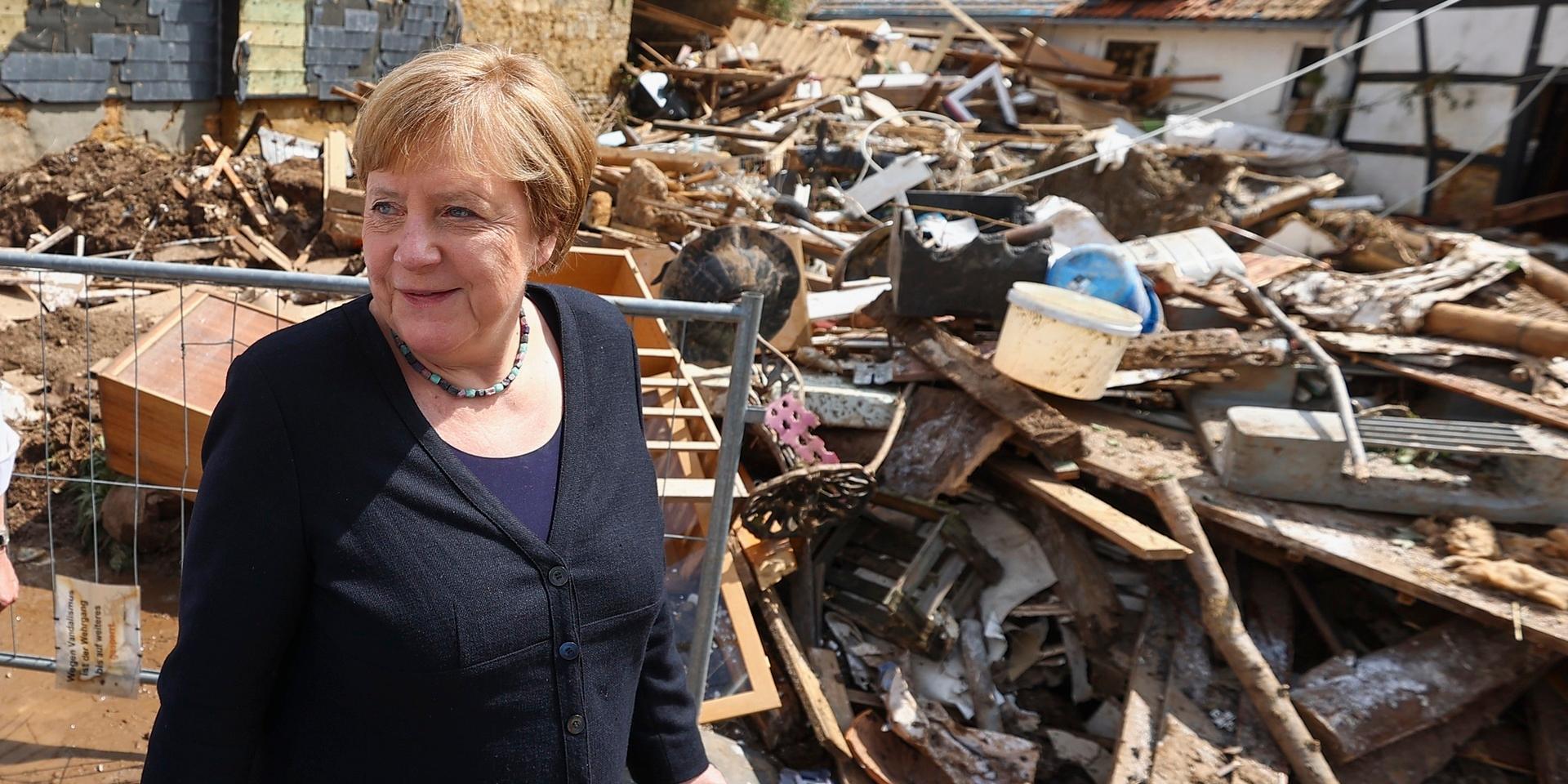 Tysklands förbundskansler Angela Merkel besökte på tisdagen Iversheim för att med egna ögon se vad flodvågen vållat och träffa drabbade ortsbor.