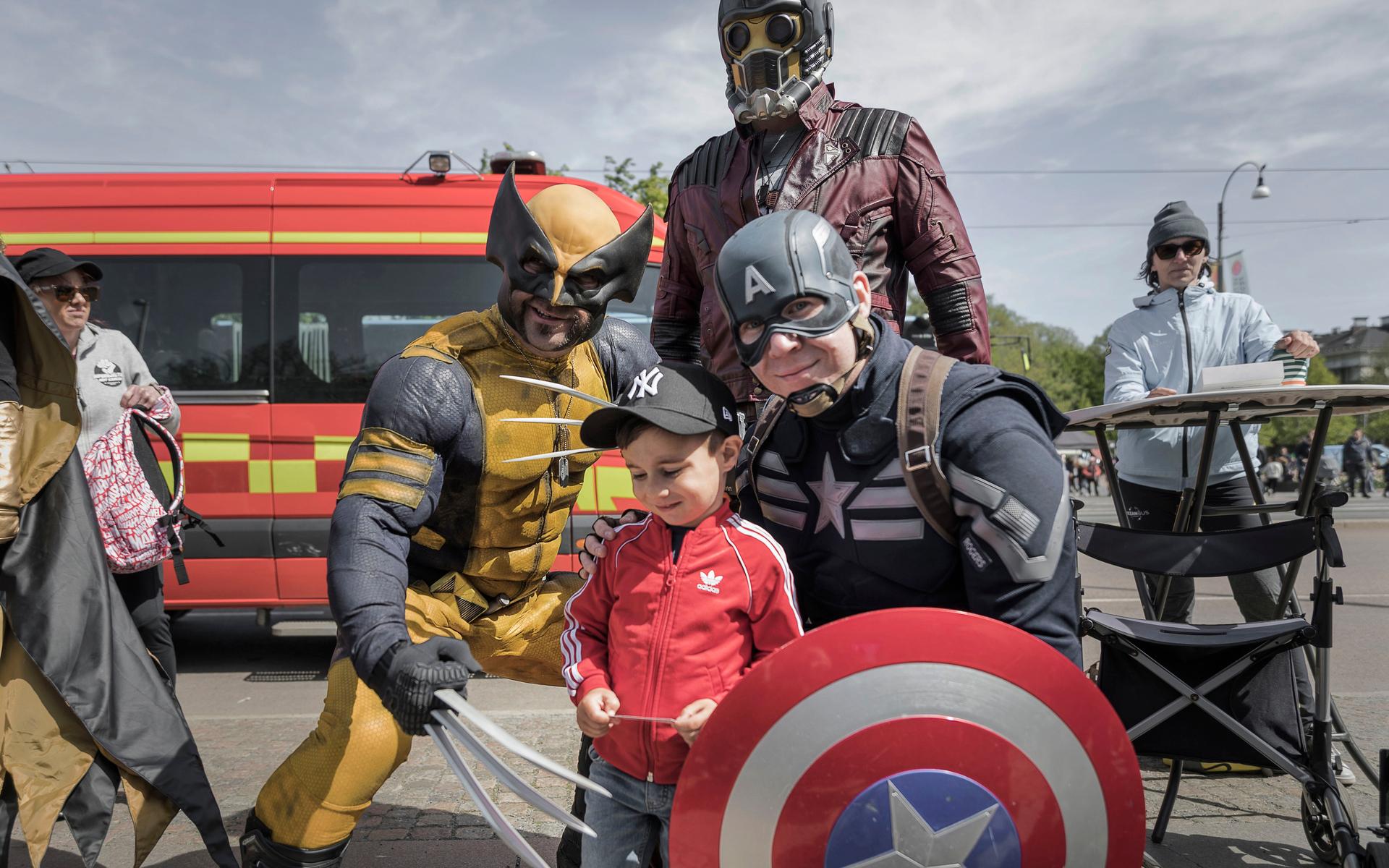Emin, tre år, fick träffa superhjältar på barnens dag, men hans favorit stod vid sidan av. 