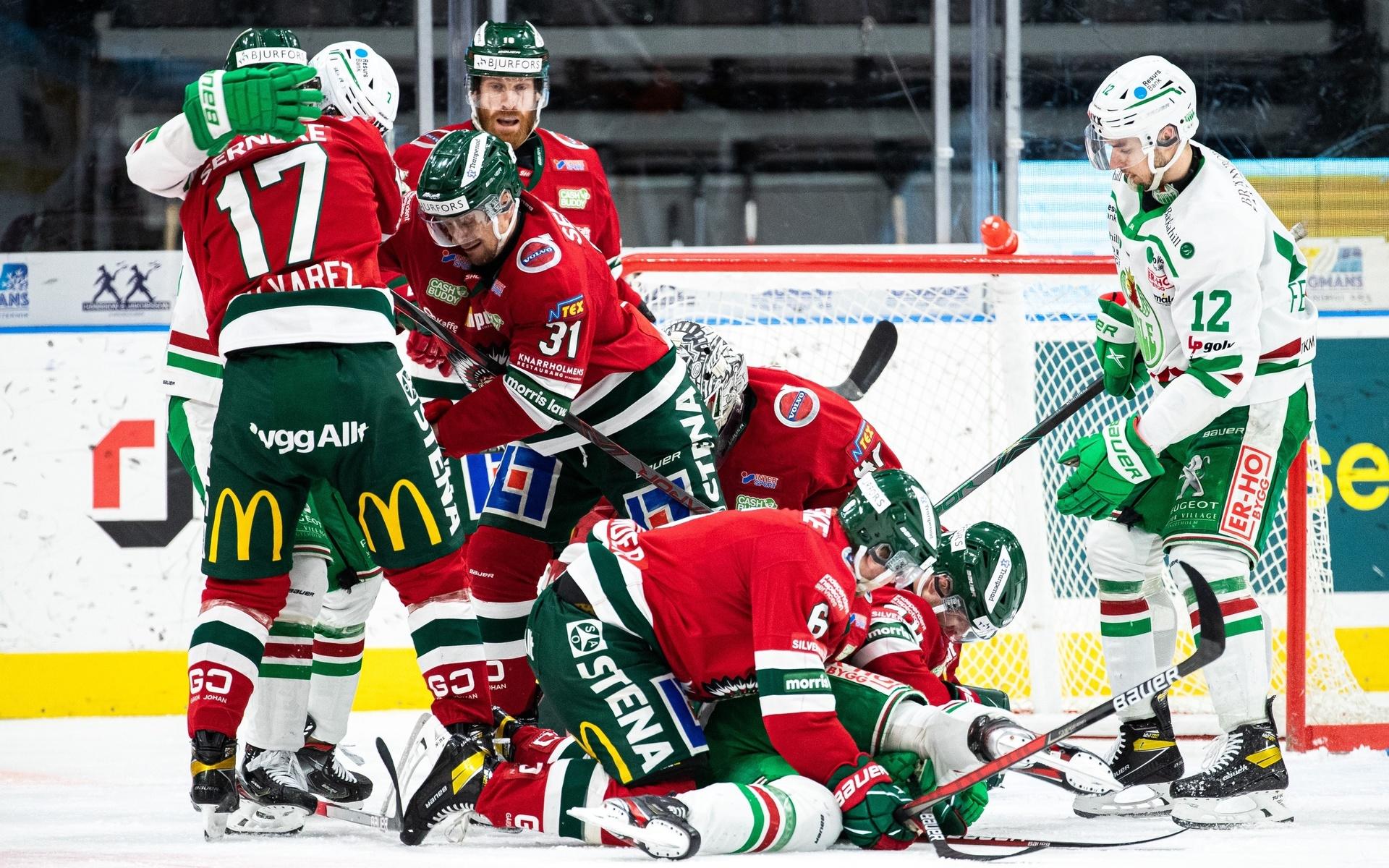Slagsmål på isen under kvartsfinalen i SHL mellan Frölunda och Rögle i april. 