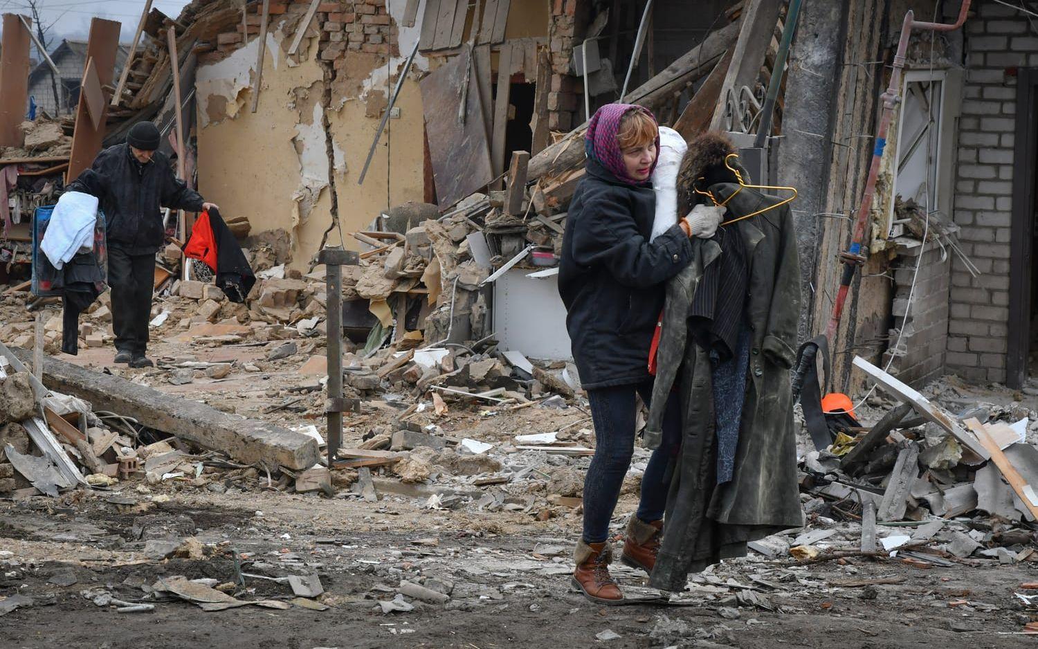 Boiende i Zaporizjzja försöker rädda ägodelar som klarat söndagens ryska robotattack.