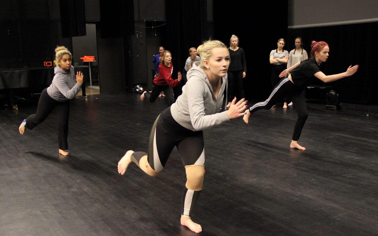 JuliaNicole Sahlén, Evelina Brodén, Sara Ottosson och Julia Bernhorn är med som dansare i föreställningen. Bild: Lisa Henricson