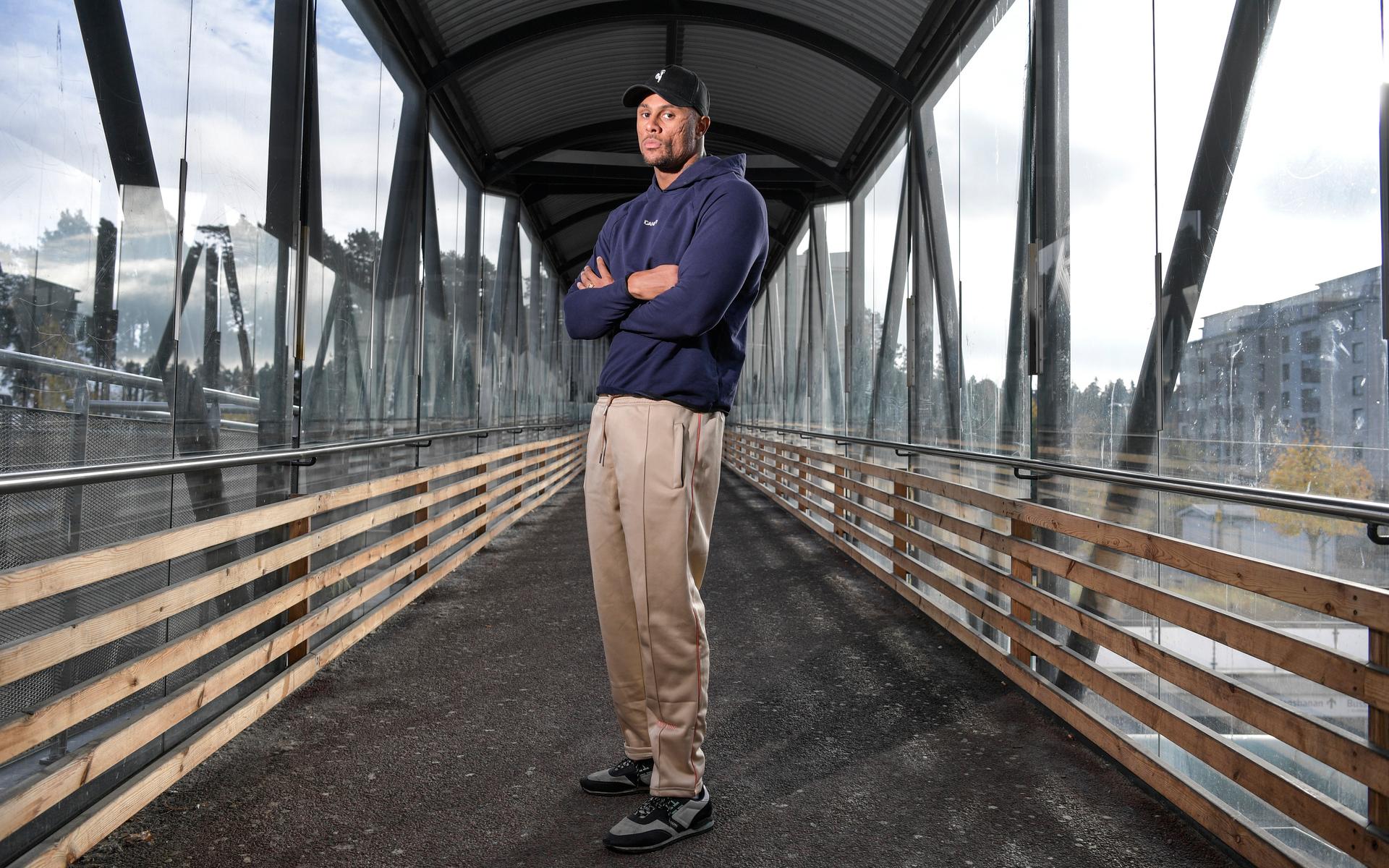 Alex Ceesay tror att gangsterrappen kan förändras. 'Gangsterrappen följer trender precis som allt annat, om det var trendigt att försöka förändra den, då skulle fler gå ut och prata om att det är stora skor att fylla om du vill framstå som äkta', säger han.