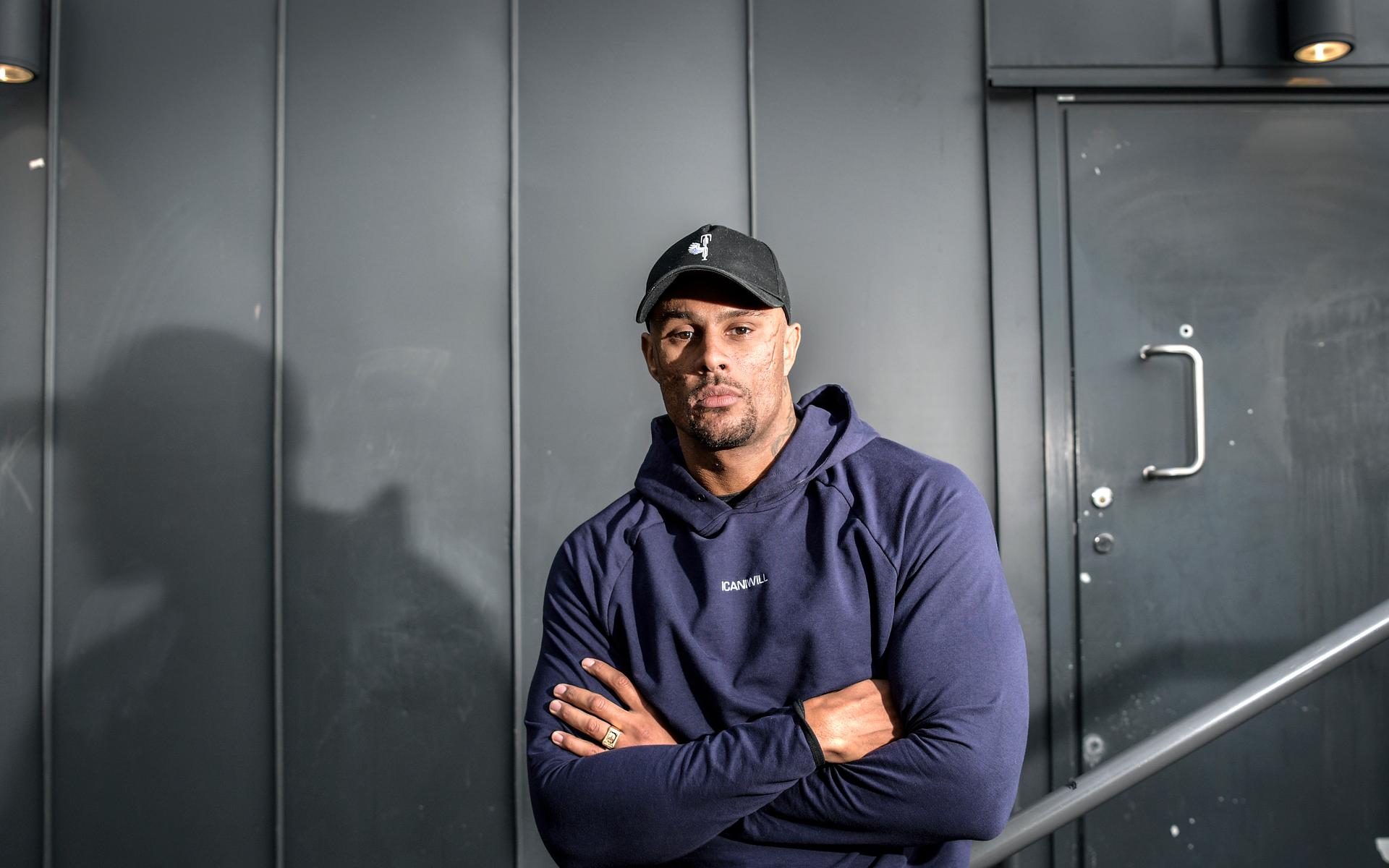 Alex Ceesay hävdar att han slutat göra gangsterrap. 'Någon sade till mig att han skjutit en kille till en av mina gamla låtar. Det är inget jag vill att min musik ska förknippas med. Jag har en annan klang på den i dag, den ska få folk att må bra. Men mina gamla låtar strömmas fortfarande. Fast att plocka bort dem skulle nog inte gör någon skillnad', säger han.