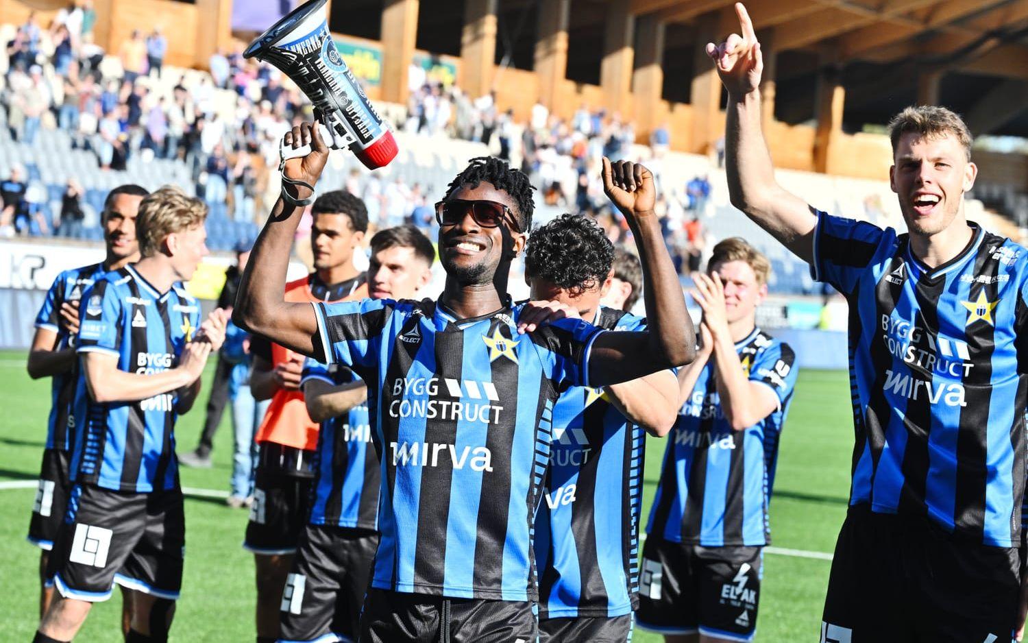 Sirius matchhjälte Odera Adindu, mitten, jublar med lagkamrater efter 3–2-segern hemma mot Kalmar.