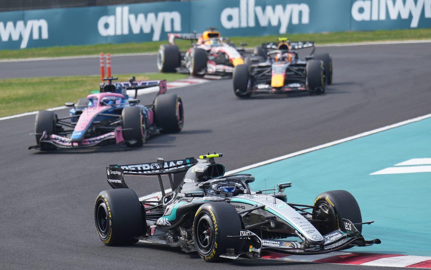 VM-ledaren, Mercedes Kimi Antonelli, på japanska Suzuka-banan i mars.