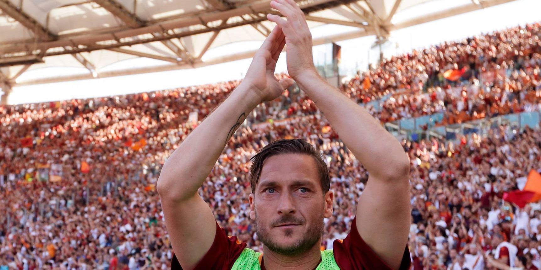 Francesco Totti tackar publiken på Stadio Olimpico efter sin sista match för Roma. Arkivbild.