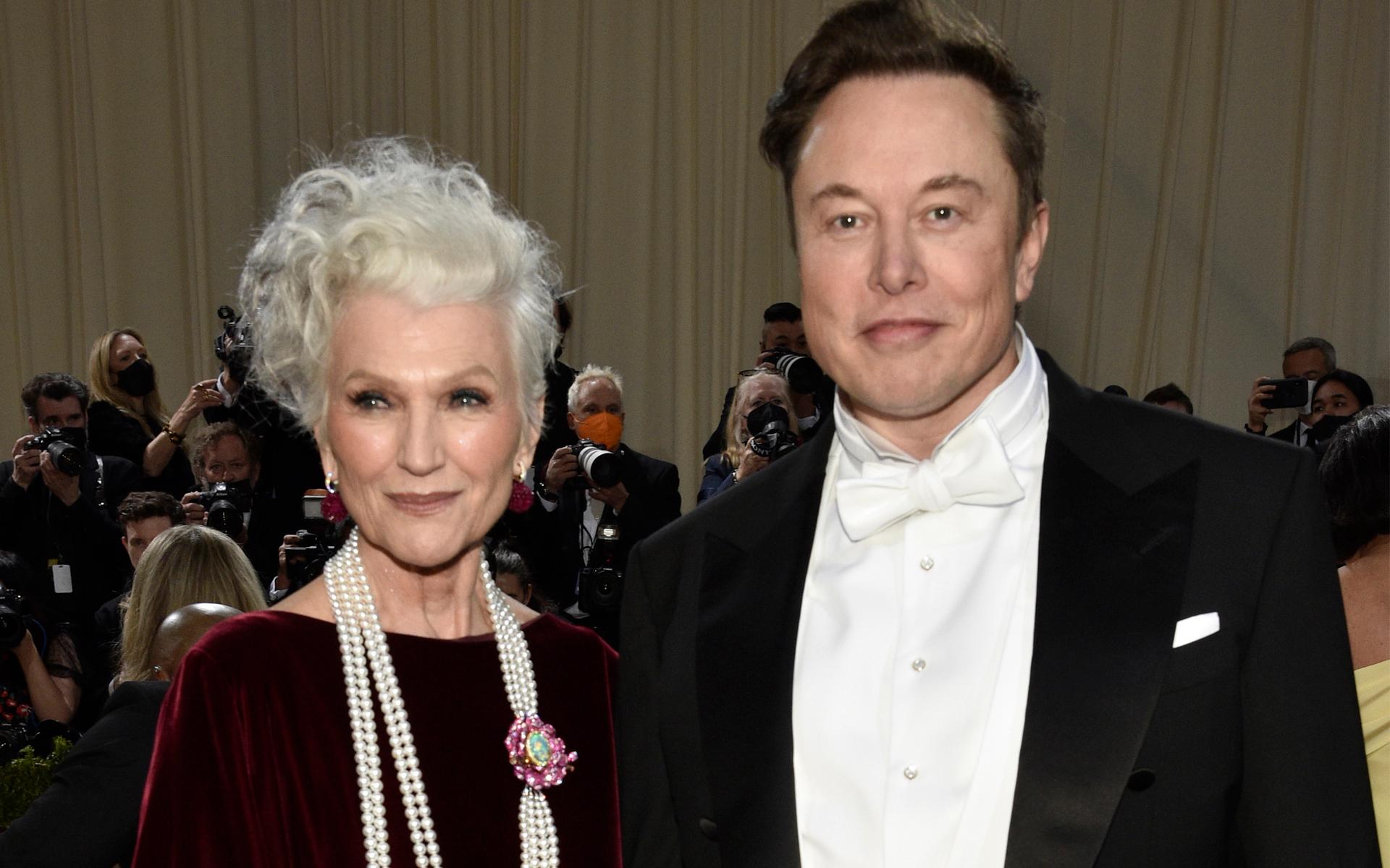 Maye Musk och hennes son Elon Musk besöker The Metropolitan Museum of Art för en välgörenhetsgala i maj i år. 