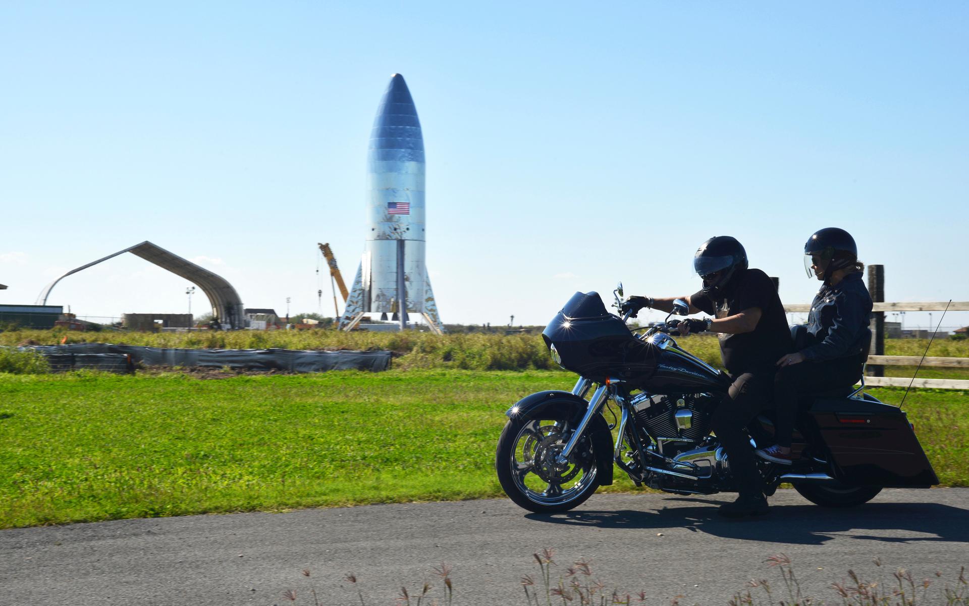 Bild från 2019 på en Harley-förare framför en av Space x-prototyper i Boca Chica i Texas. I närheten bor Elon Musk, enligt honom själv, i ett ”väldigt litet” hus. 