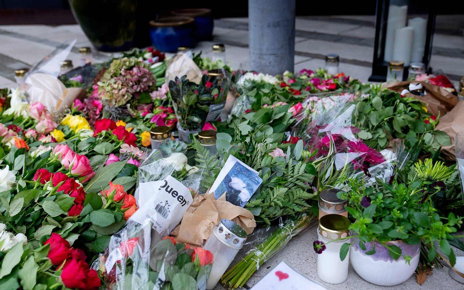 Blommor till minne av den 37-åriga kvinnan i Holbæk.