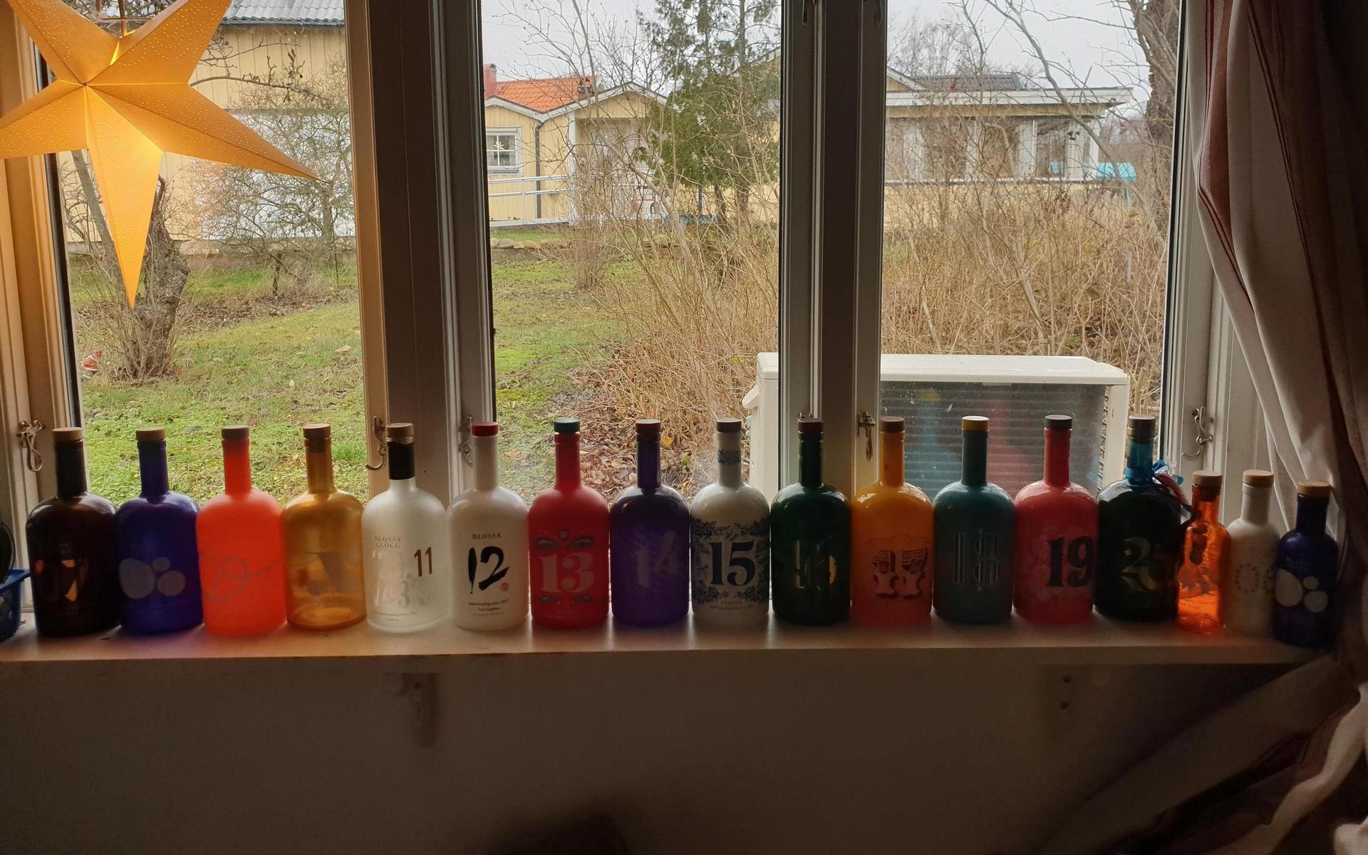 Anki Lejdebys samling med Blossaflaskor blir ett vackert blickfång i fönstret. Klicka dig vidare i bildgalleriet för att se alla årgångar av samlarflaskorna.