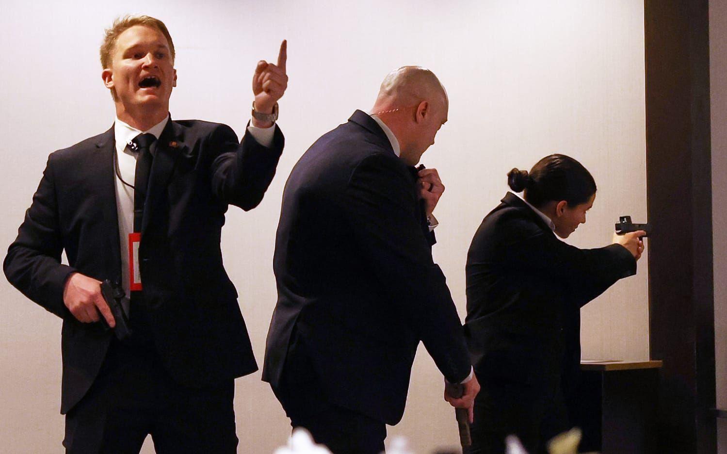 Säkerhetspersonal under skottlossningen på The Washington Hilton i Washington DC.