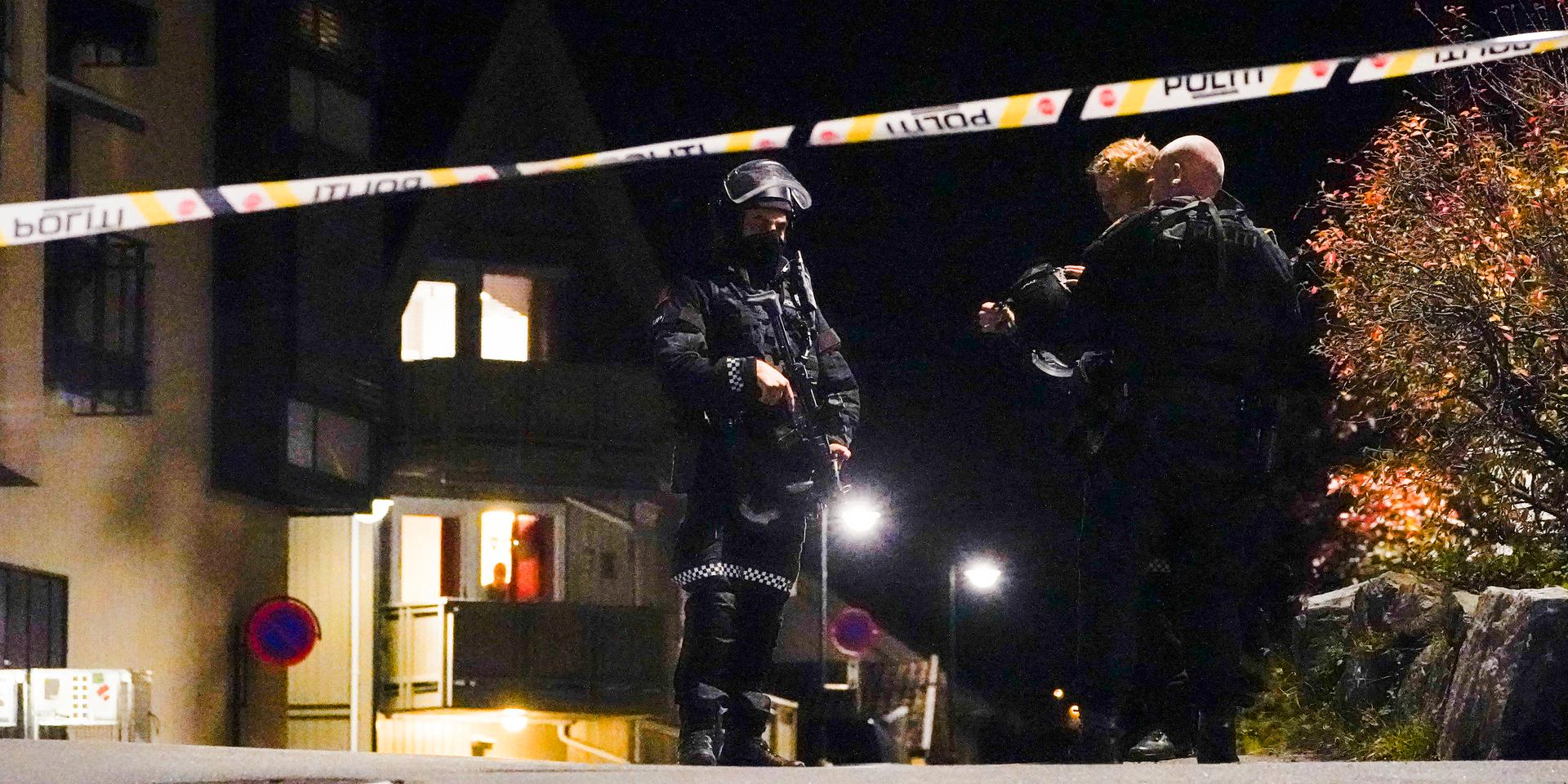 Efter kvällens pilbågsattack i Kongsberg har polisen beslutat att tillfälligt beväpna sig.