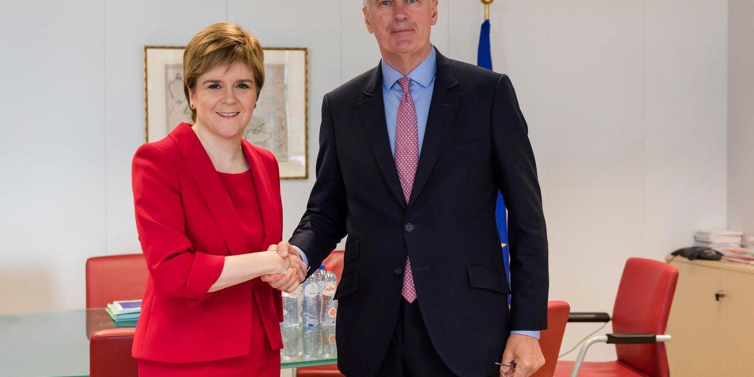 Skottlands regionala regeringschefen Nicola Sturgeon – här tillsammans med EU:s chefsförhandlare Michel Barnier – trycker på för att hålla kvar hela landet i EU:s tullunion. Arkivbild.