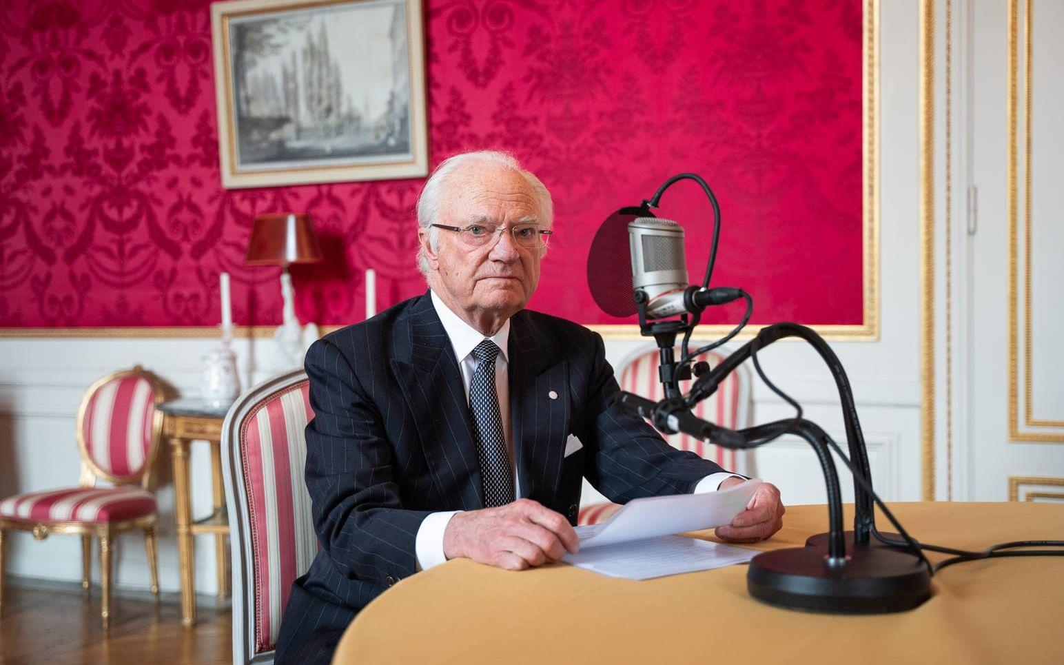 Kung Carl Gustaf spelar in sitt avsnitt av Sveriges Radios radioprogram "Tankar för dagen". 