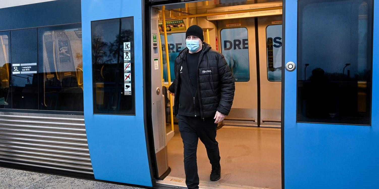 På torsdagen börjar rekommendationen om munskydd i rusningstrafik i kollektivtrafiken gälla. Arkivbild.