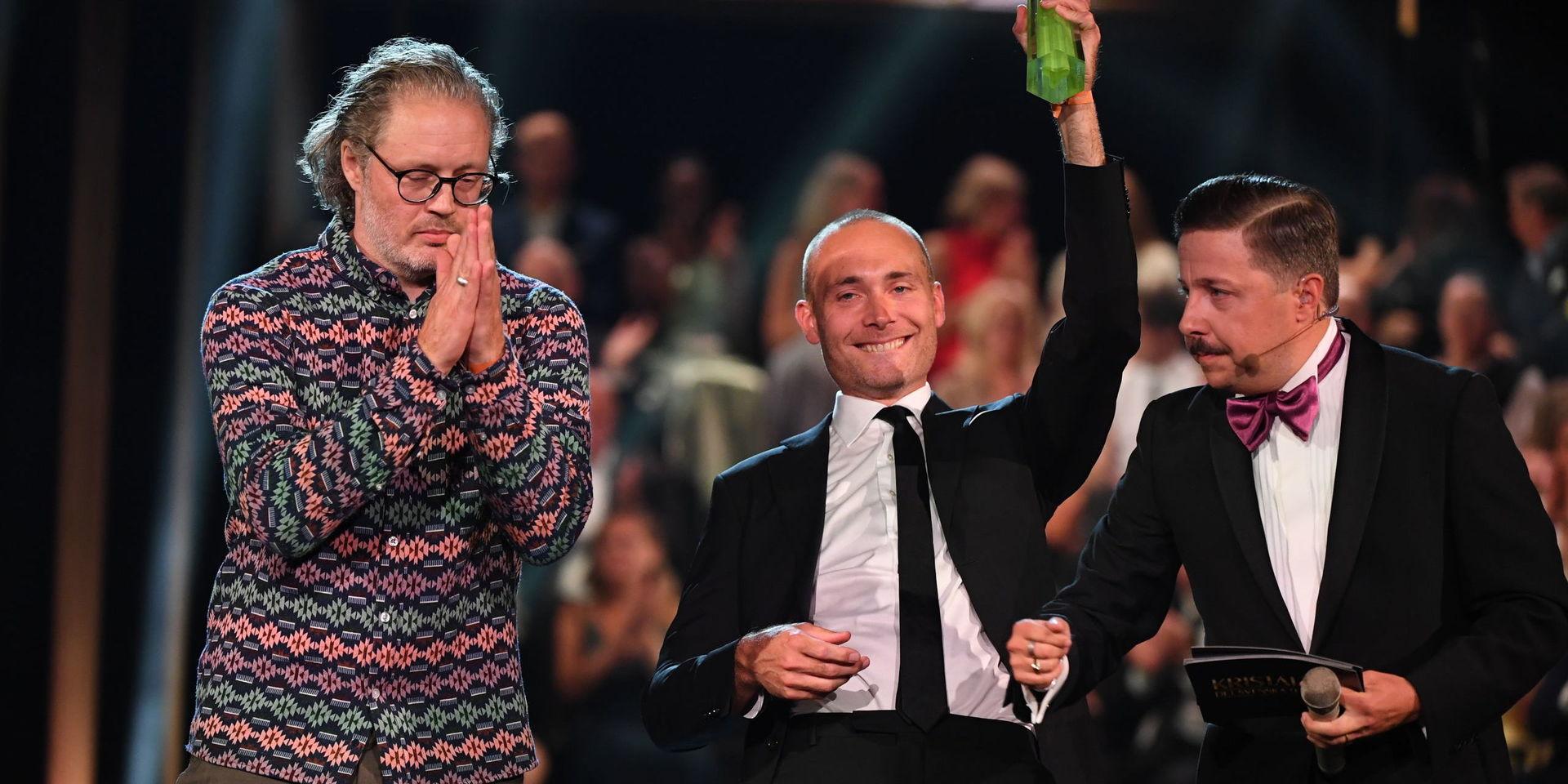 Producenten Michael Lindgren och Jesper Rönndahl tar emot priset för årets nyhets- och aktualitetsprogram för satirprogrammet 'Svenska nyheter'.