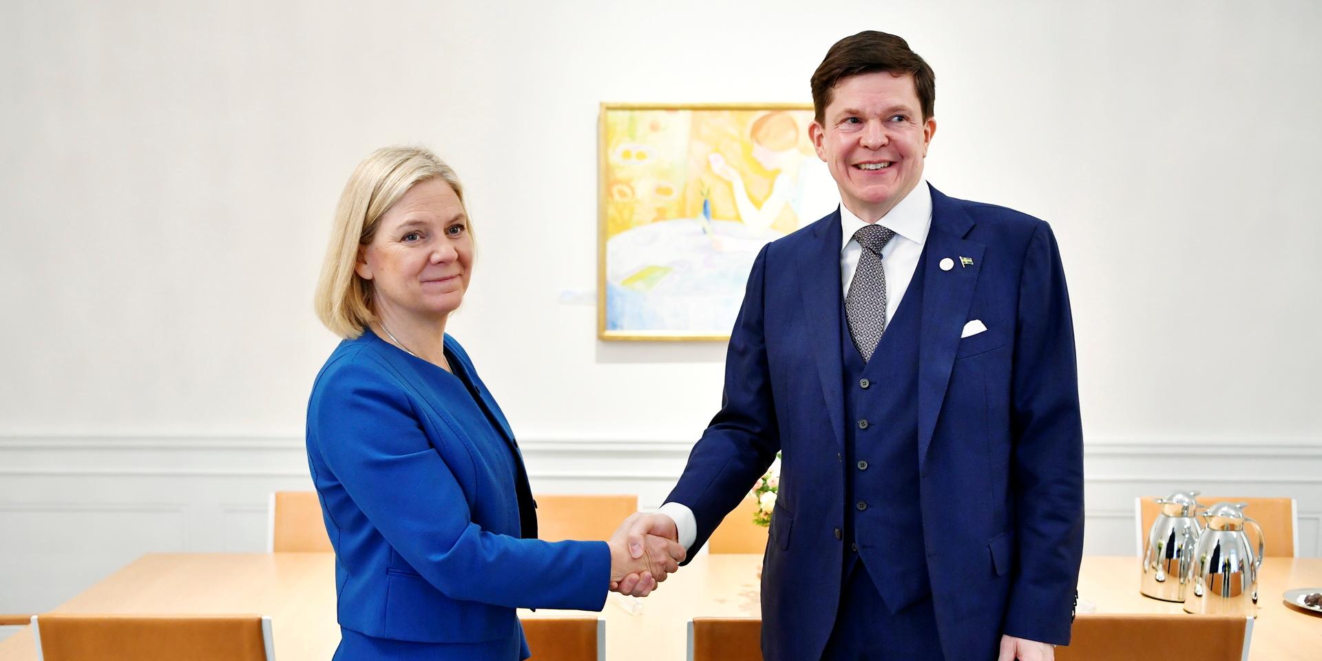Socialdemokraternas partiledare Magdalena Andersson hälsas välkommen till talmansrundan av riksdagens talman Andreas Norlén.
