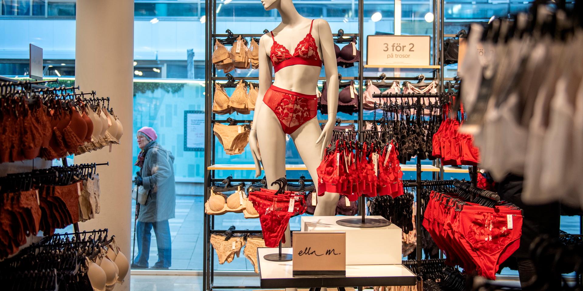 Med eller utan bygel, till jul är det många som vill ha röda underkläder, berättar Åsa Klingsell, ställföreträdande butikschef i en Lindexbutik.