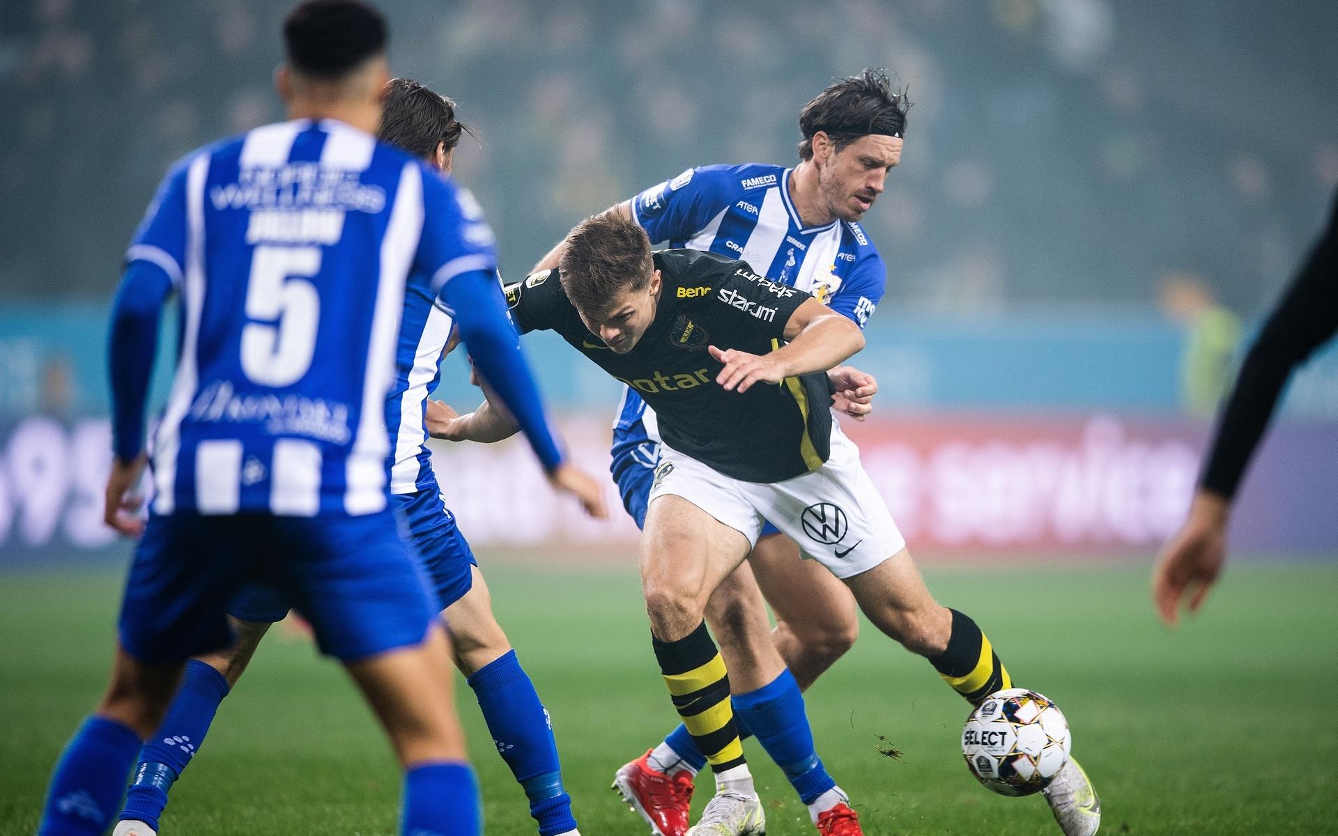AIK:s Erik Ring och IFK Göteborgs Mattias Bjärsmyr under fotbollsmatchen i Allsvenskan mellan AIK och IFK Göteborg.
