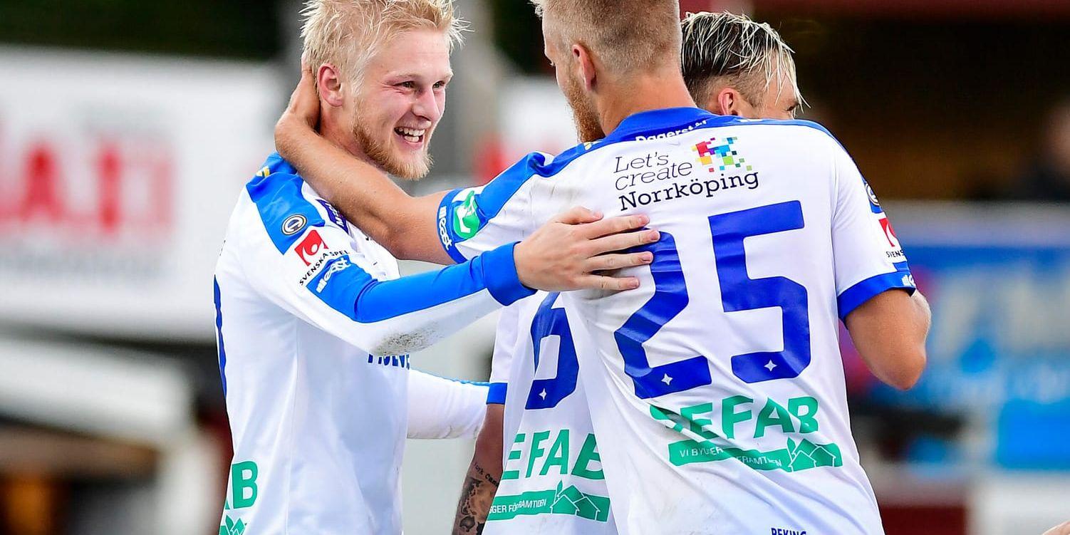 Norrköpings Kalle Holmberg firar sitt nionde allsvenska mål tillsammans med Filip Dagerstål.