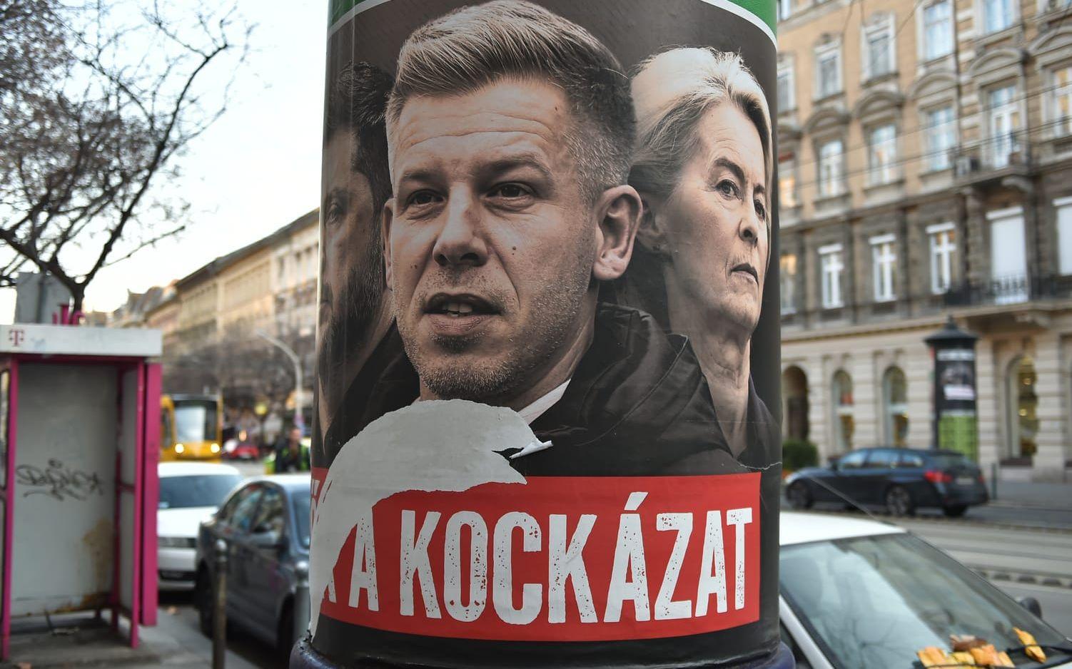 ”De är risken”, står det på en valaffisch för regeringspartiet Fidesz i Ungern, under bilder på oppositionsledaren Péter Magyar, Ukrainas president Volodymyr Zelenskyj och EU-kommissionens ordförande Ursula von der Leyen.
