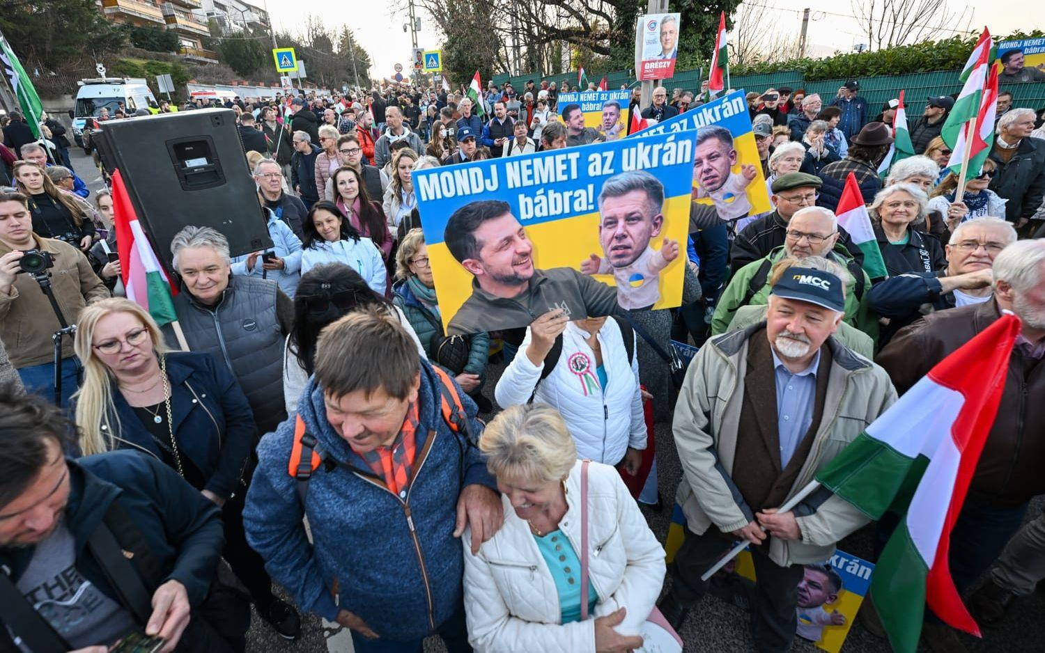 Anhängare till premiärminister Viktor Orbán demonstrerar mot oppositionen och Ukraina utanför ukrainska ambassaden i Budapest den 6 mars.