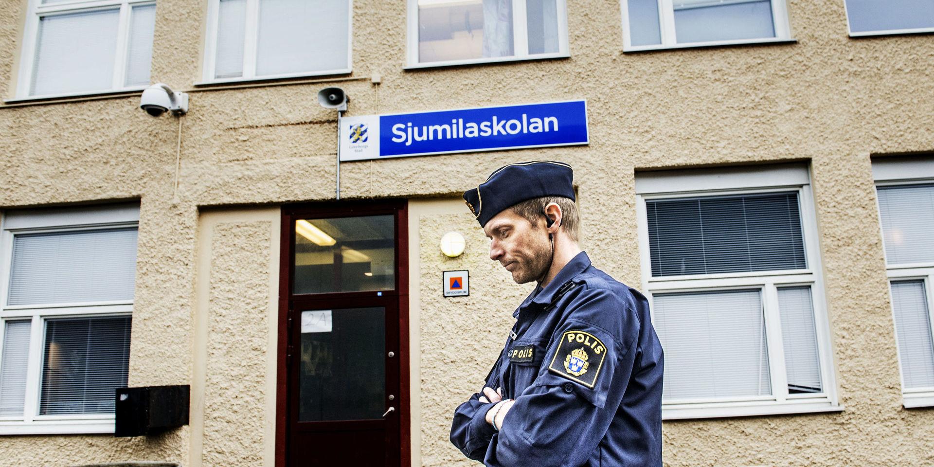 Arkivbild. Daniel Neck, områdespolis i Biskopsgården, vid Sjumilaskolan. 