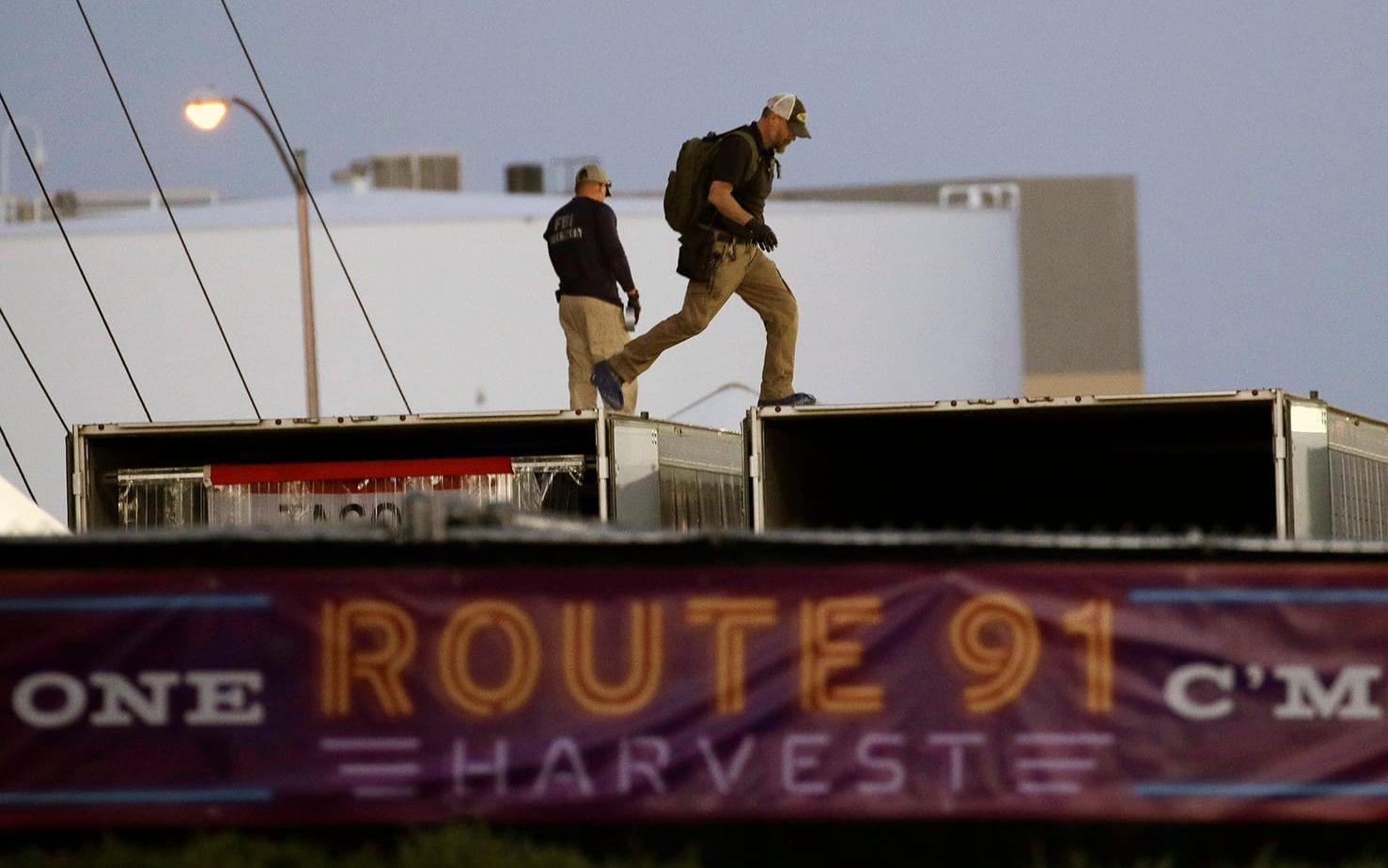 FBI-agenter undersöker festivalområdet. FOTO: AP
