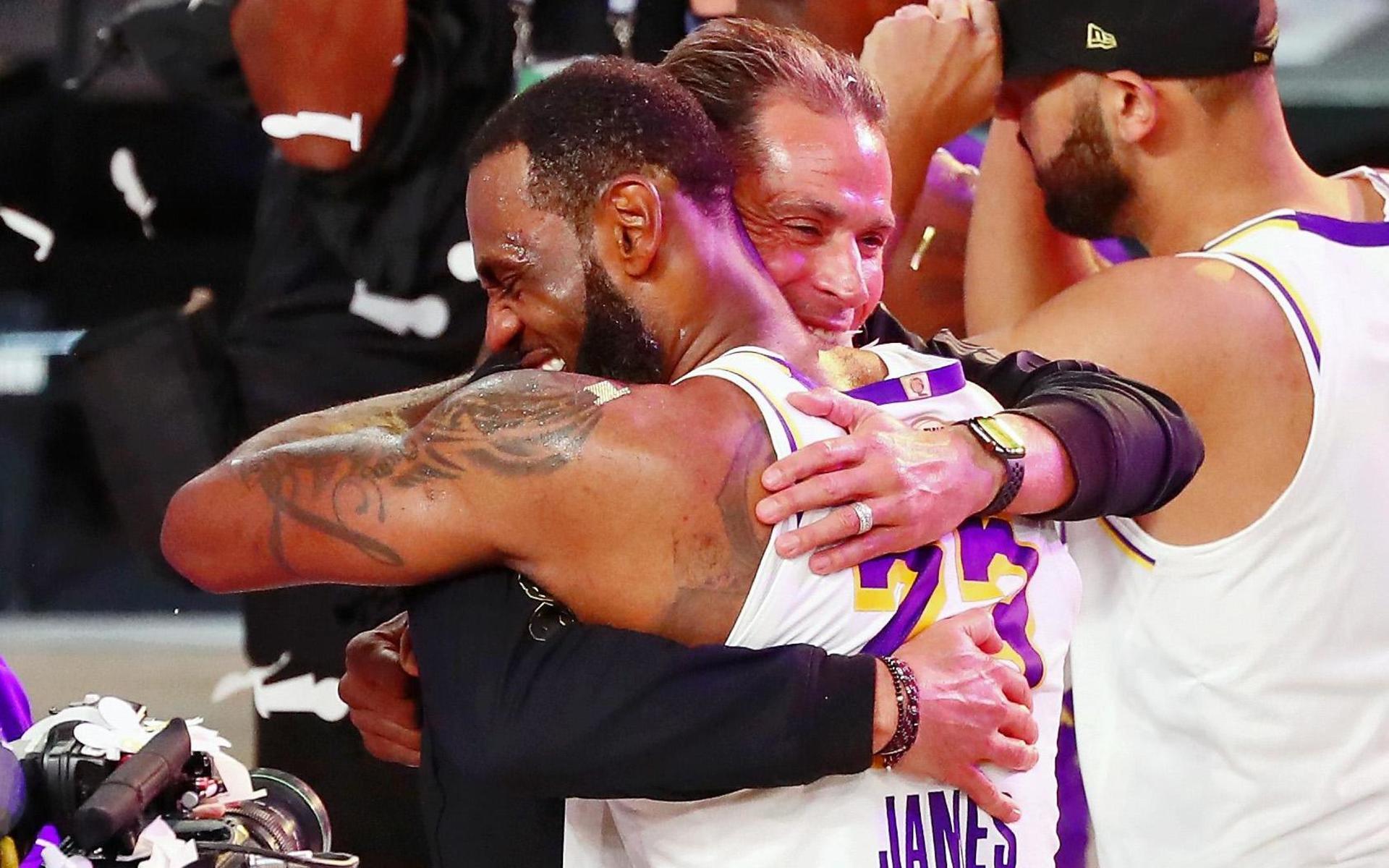 LeBron James har förlängt sitt kontrakt med Los Angeles Lakers, klubben han vann NBA-titeln med i höstas.