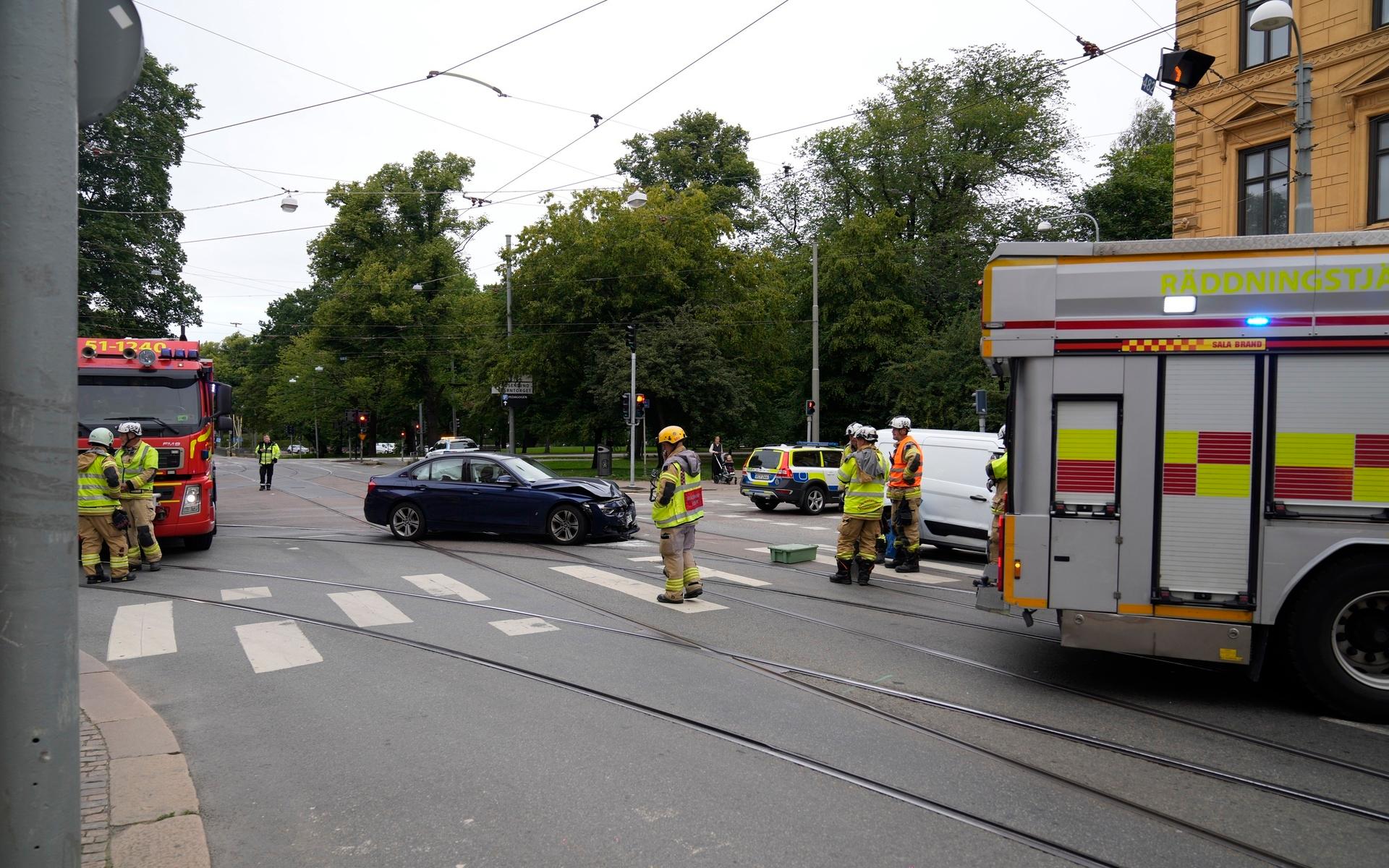 I korsningen Viktoriagatan och Parkgatan i närheten av Hagakyrkan i Göteborg skedde det en kollision strax efter klockan åtta på torsdagsmorgonen. 