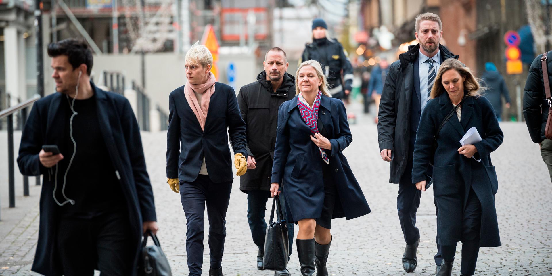 Magdalena Andersson när hon var på väg till riksdagen för en pressträff, efter att ha beviljats mer tid av talmannen till att sondera sina möjligheter att bilda regering.