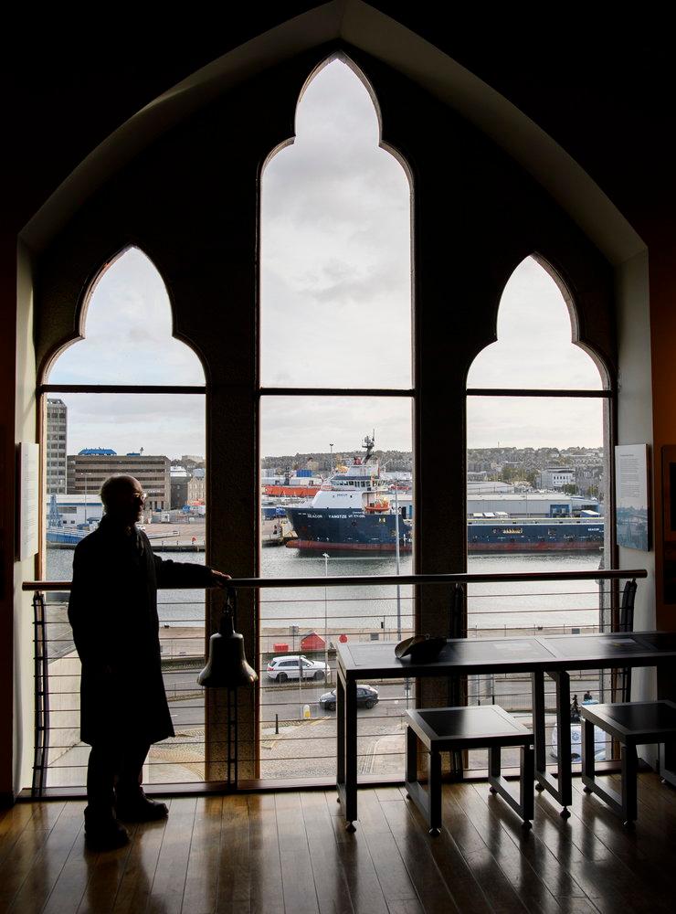 Alexander Kemp, professor i petroleumekonom, blickar ut över hamnen i Aberdeen.