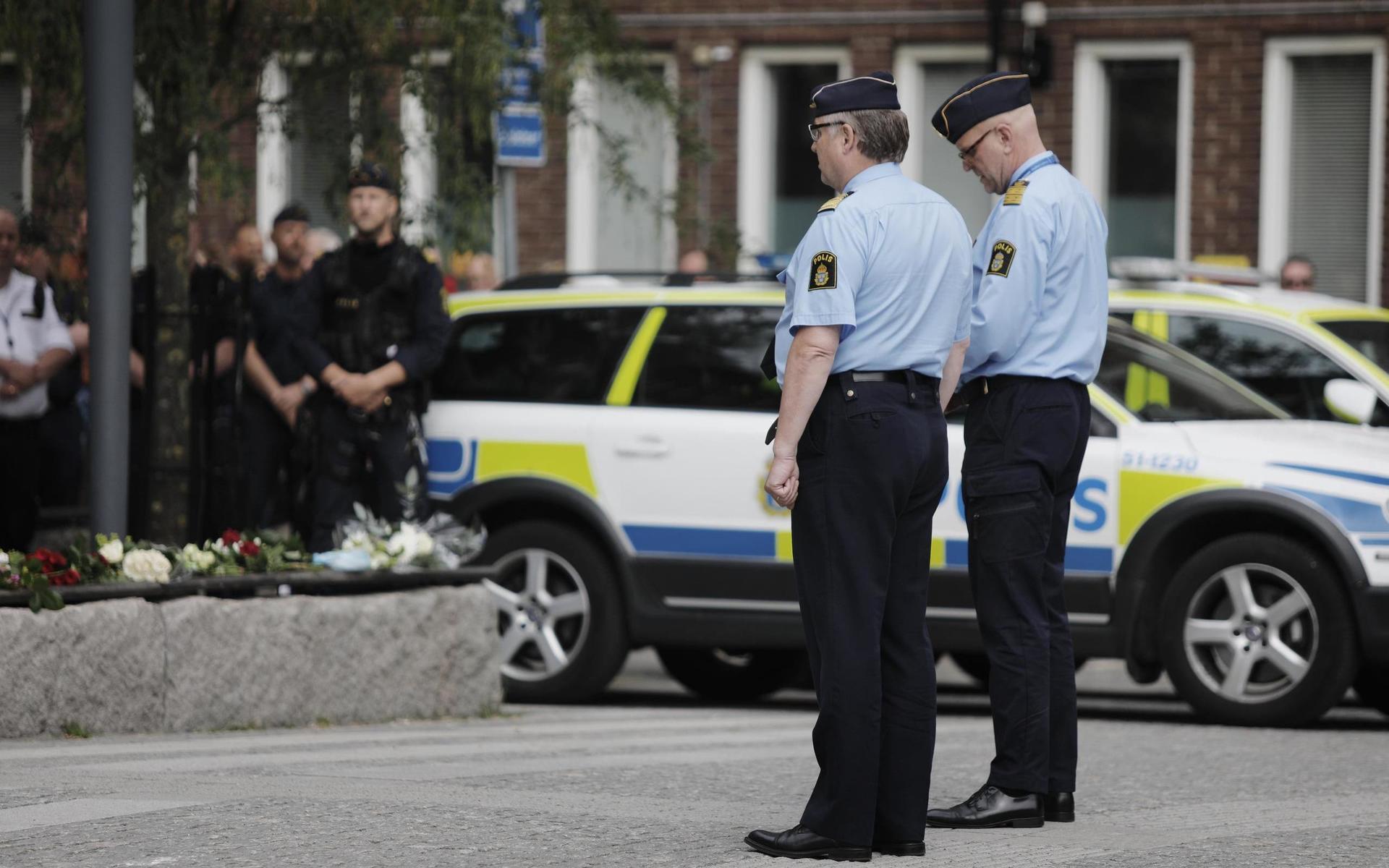 Tyst minut vid polishuset i Göteborg. 