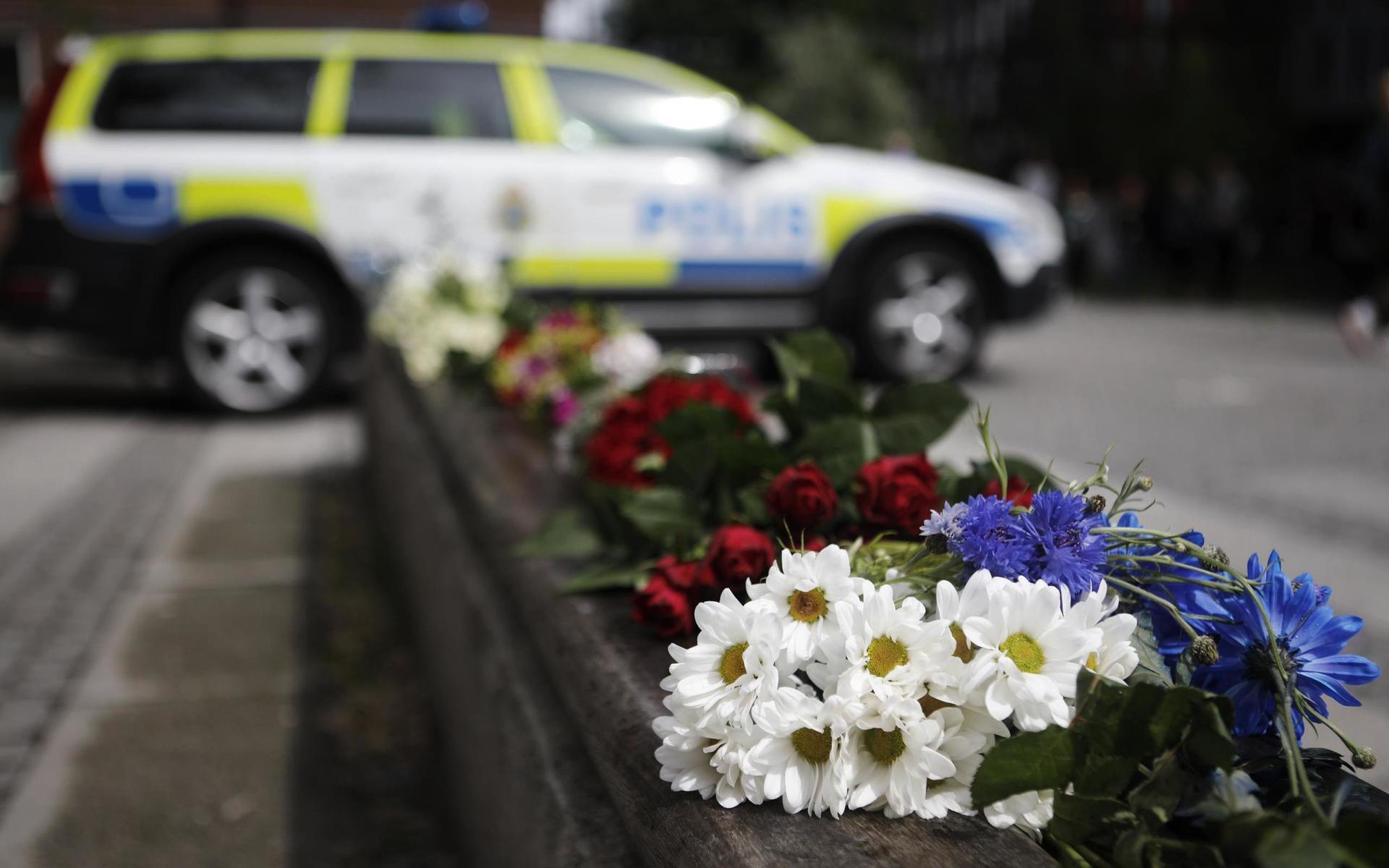 Blommor utanför polishuset på Erns Fontells plats.