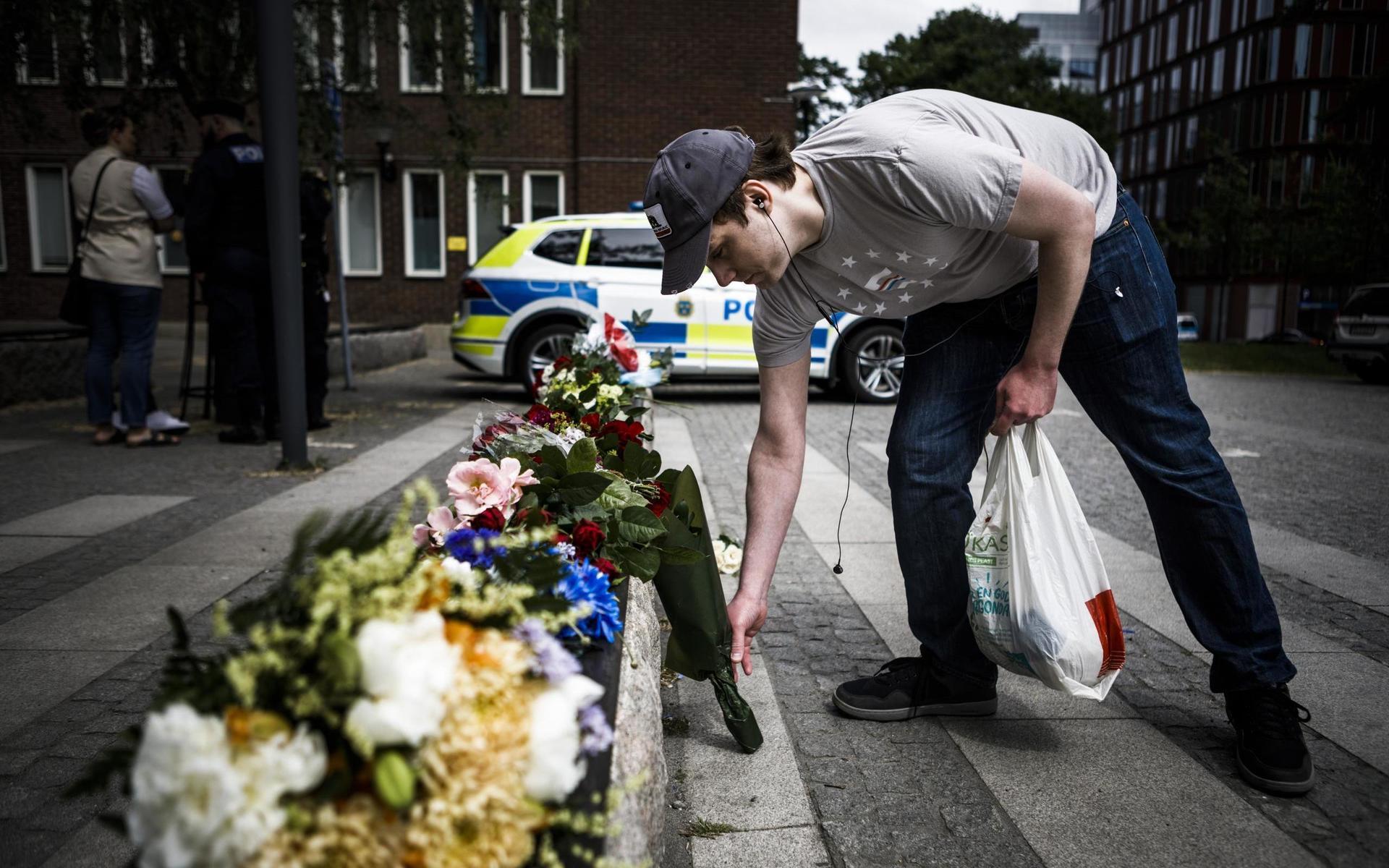 Christer Alfredsson lämnar blommor för att hedra den mördade polismannen.