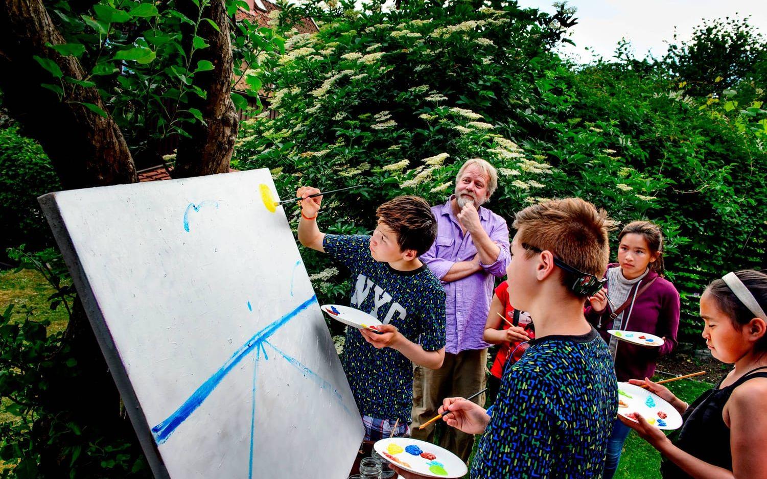 Hemma hos El Sistema Sveriges verksamhetsledare Camilla Sarner träffar de grönländska barnen Peter Apelgren och provar att måla.