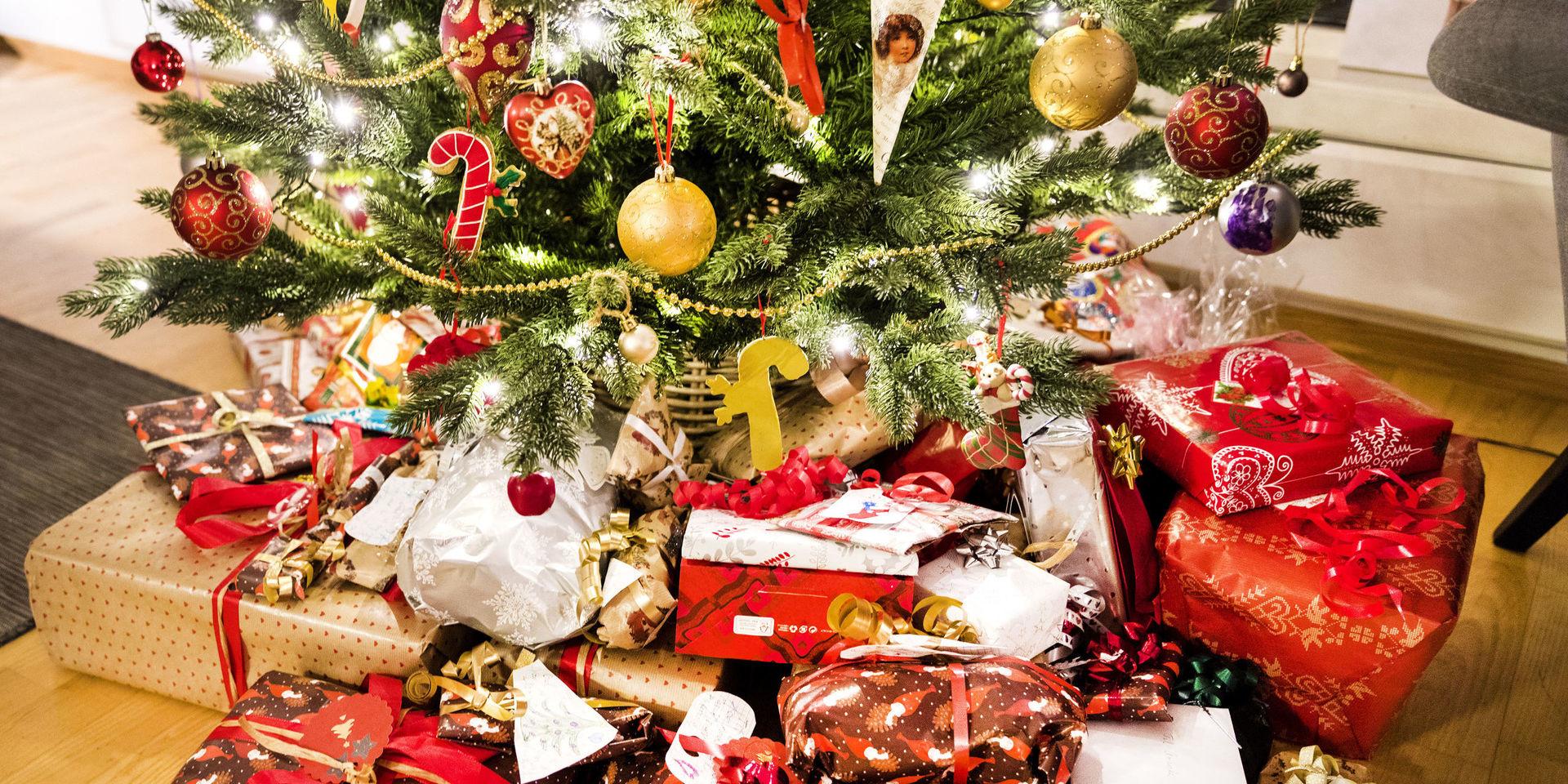 Svenskarna köpte julklappar för 21 miljarder förra året. Många vill dock dra ner på sina julklappskostnader.