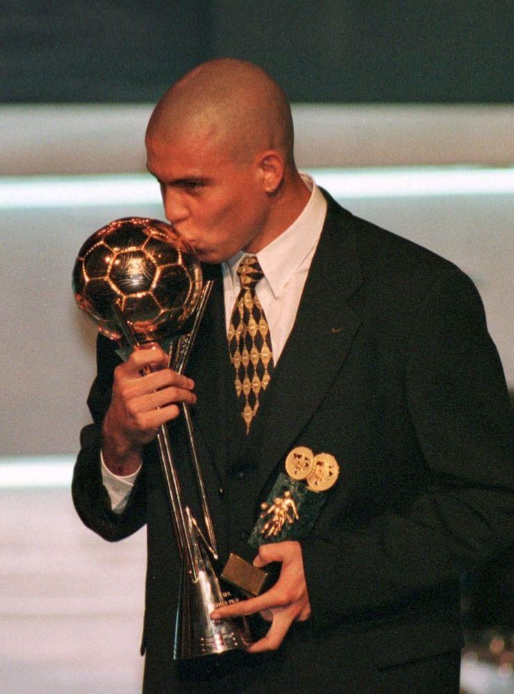 1997. Vinnare: Ronaldo, Brasilien och Barcelona. Den brasilianske anfallaren utmanades närmast av landsmannen Roberto Carlos (tvåa). Dennis Bergkamp och Zinedine Zidane delade tredjeplatsen. Foto: TT