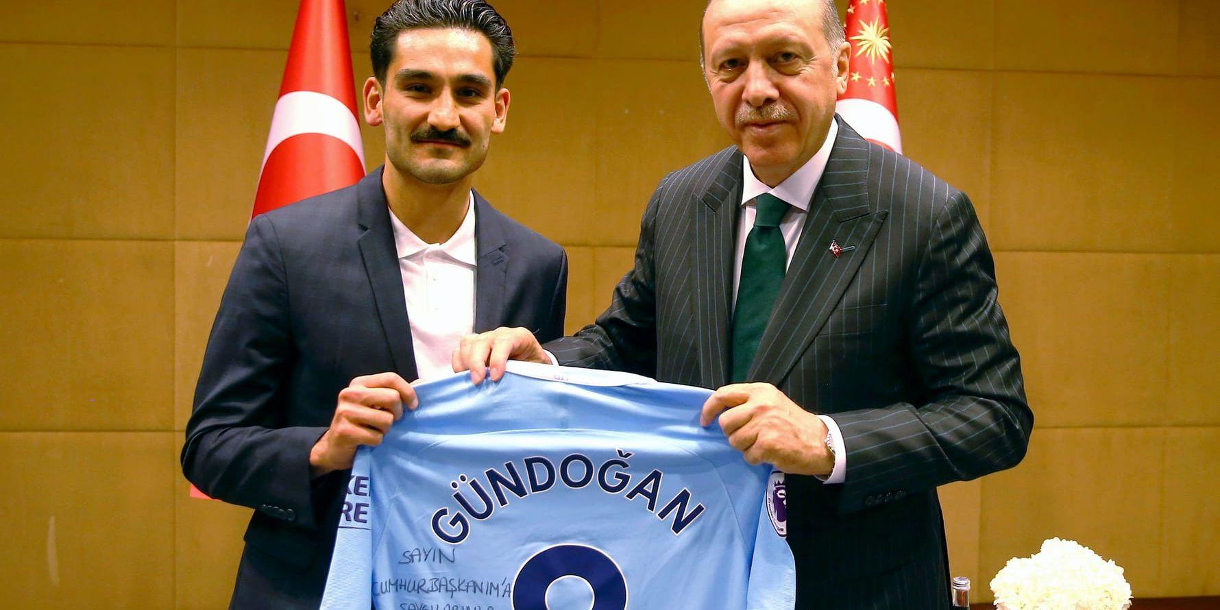 Manchester Citys tyska landslagsspelare Ilkay Gündogan poserar på en bild med Turkiets president Recep Tayyip Erdogan i London i söndags.