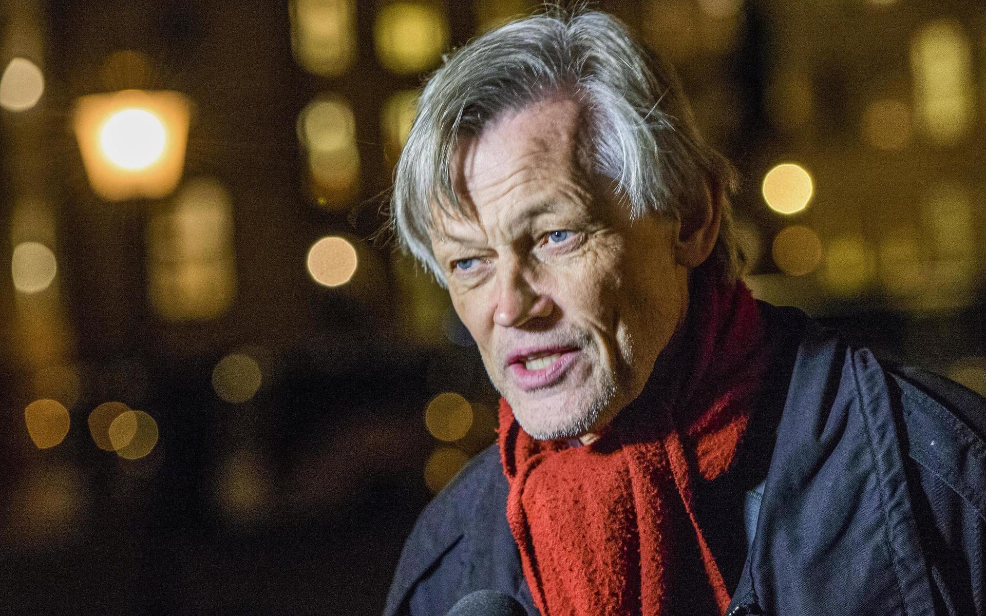 För några veckor sedan valde SVT och Expressen att sända en presskonferens från toppadvokaten Göran Lambertz trädgård efter att han släpptes fri sedan han häktats misstänkt för våldtäkt. Valet att sända presskonferensen kritiserades kraftigt.