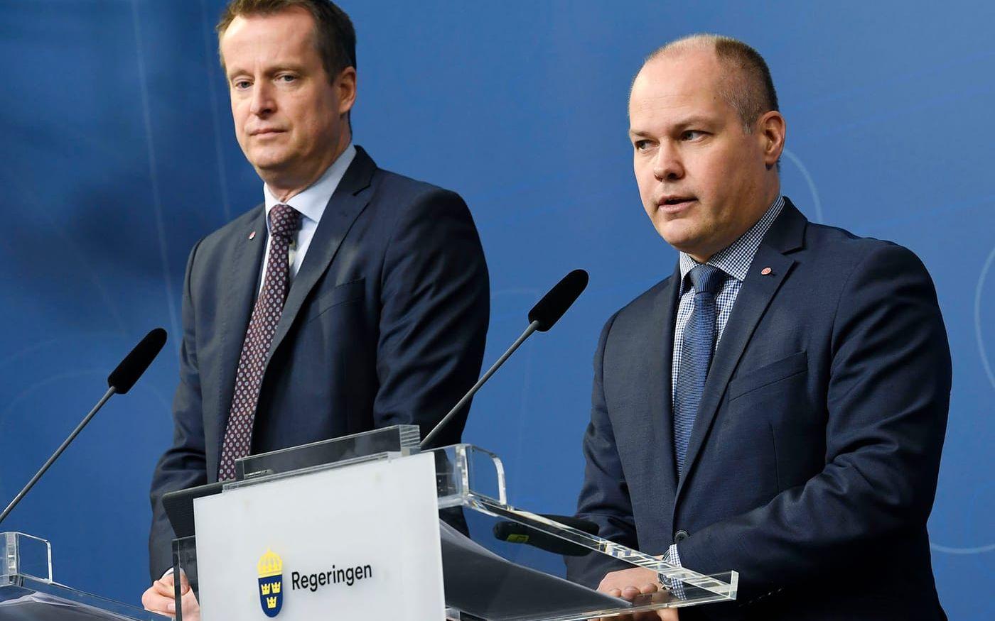 Justitieminister Morgan Johansson, till höger, anser att gängen "måste knäckas". FOTO: TT