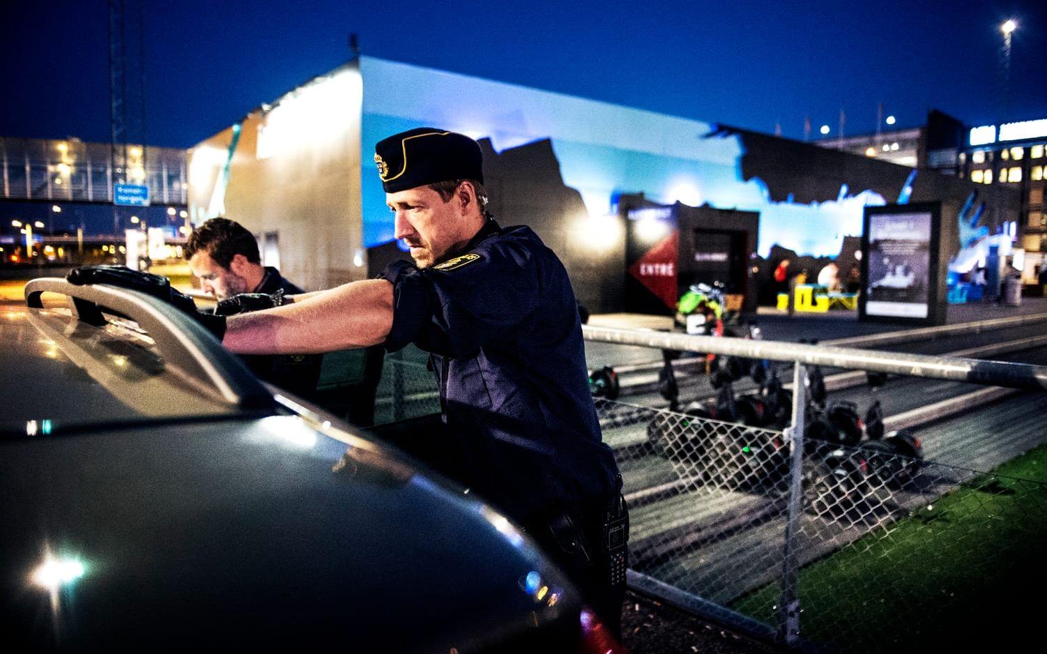 Poliser som jobbar förebyggande mot narkotikaförsäljningen på Kanaltorget. Bild: Stefan Berg
